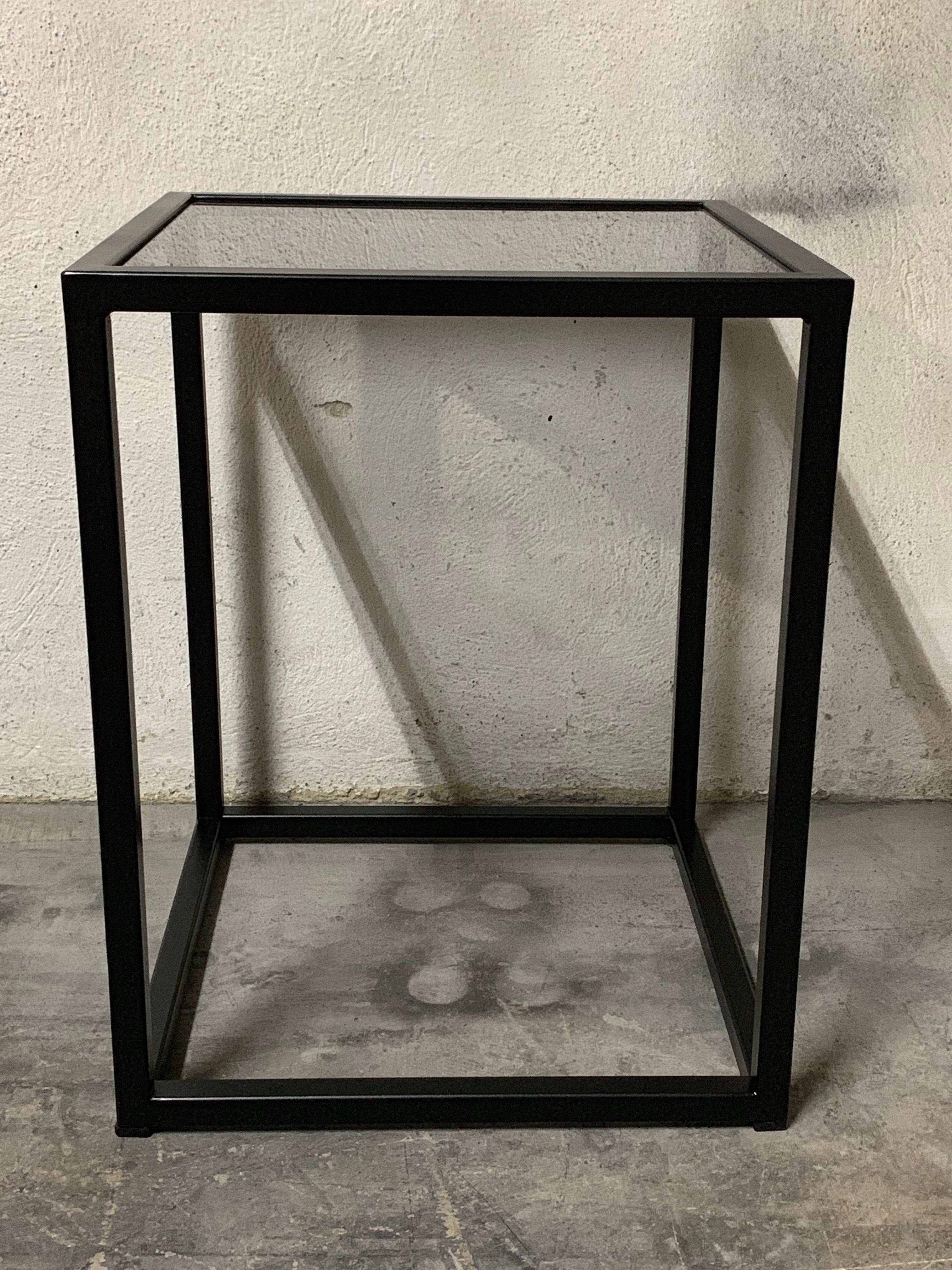 Neuer moderner quadratischer schwarzer Tisch mit Fumee-Glasplatte, für den Innen- oder Außenbereich (Moderne) im Angebot