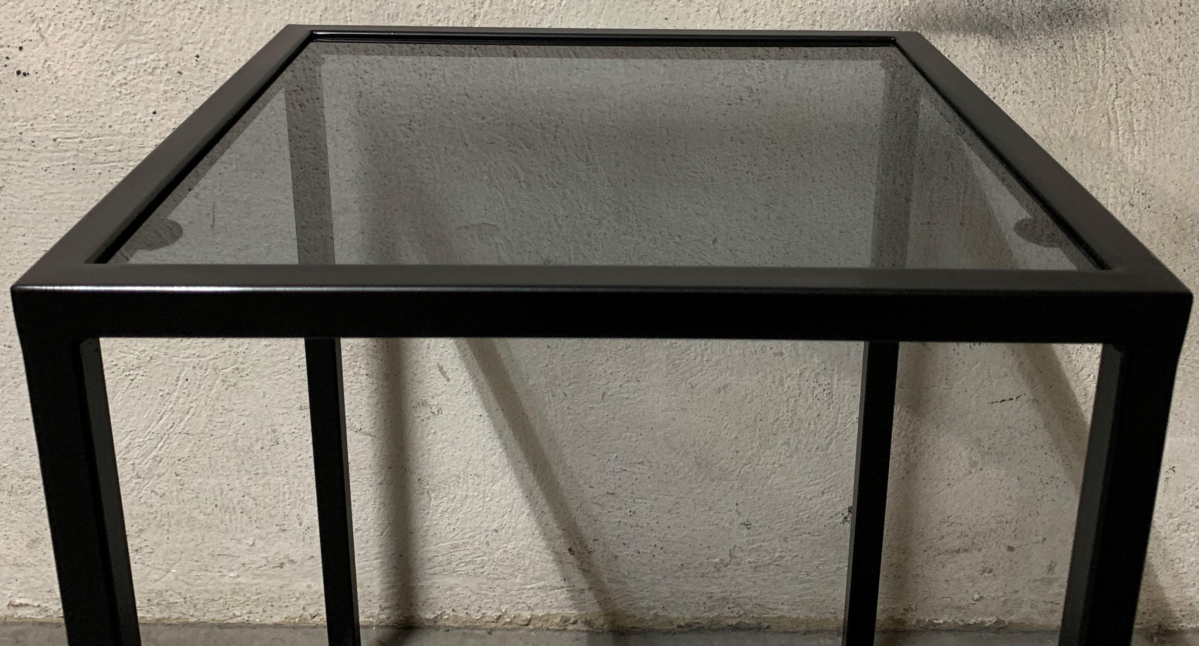 Neuer moderner quadratischer schwarzer Tisch mit Fumee-Glasplatte, für den Innen- oder Außenbereich (Spanisch) im Angebot