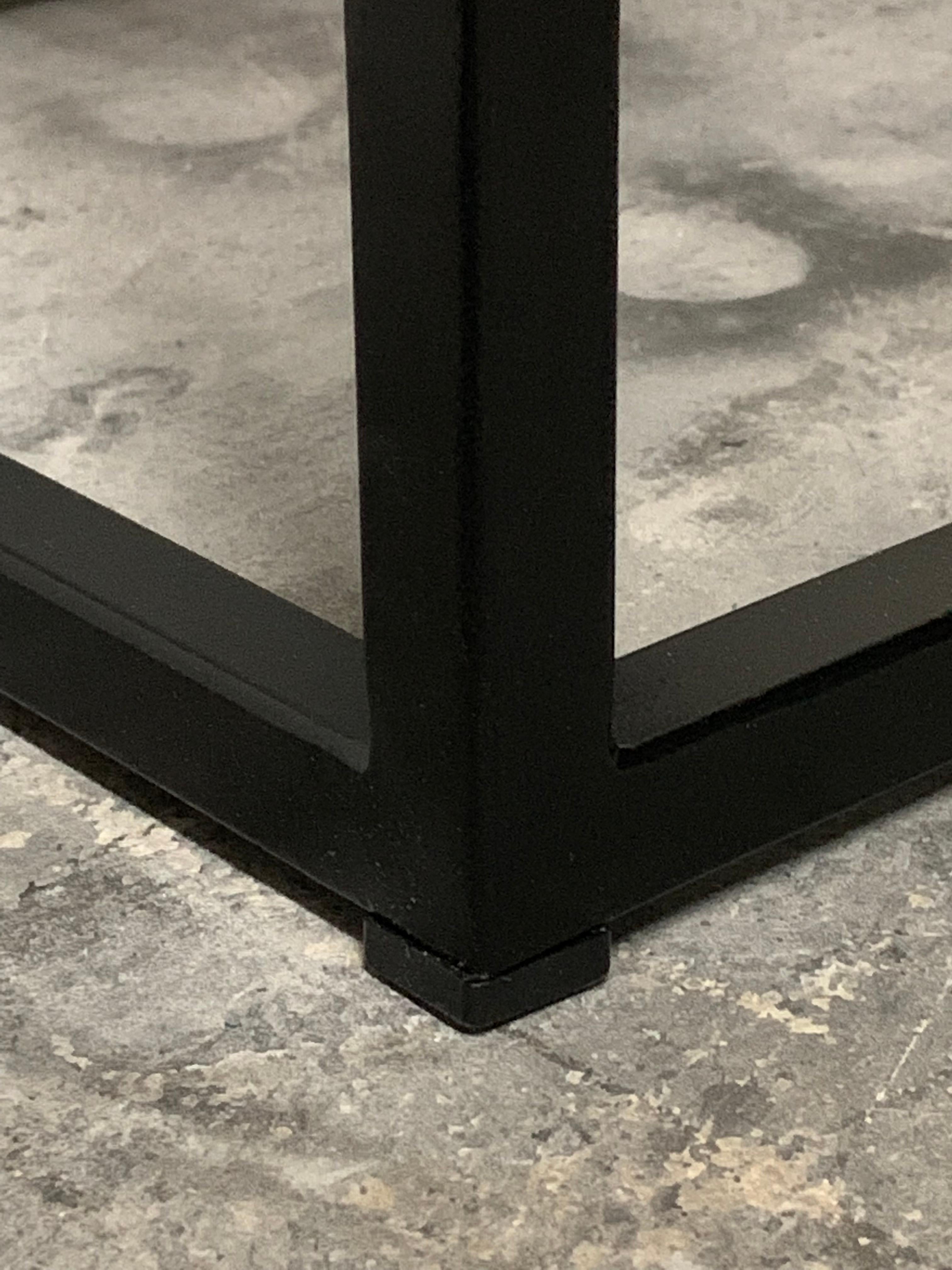 Neuer moderner quadratischer schwarzer Tisch mit Fumee-Glasplatte, für den Innen- oder Außenbereich (21. Jahrhundert und zeitgenössisch) im Angebot