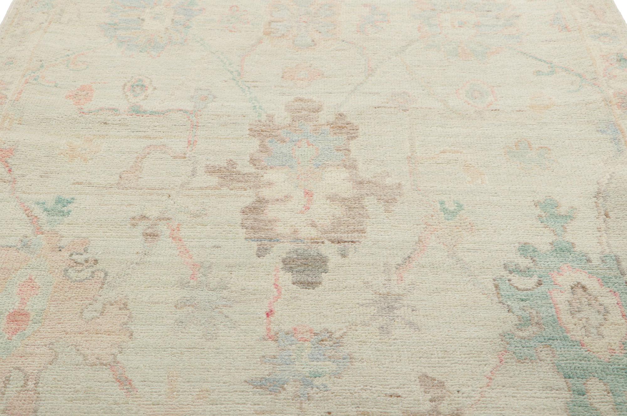 Oushak-Teppich im modernen Stil mit weichen Farben (Handgeknüpft) im Angebot