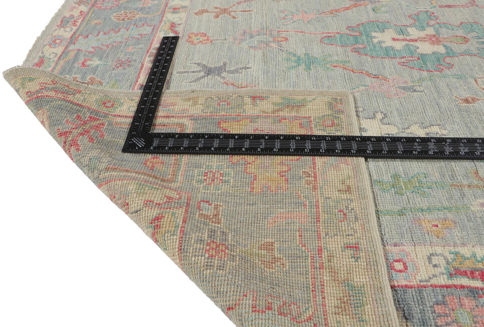 Hellblauer Oushak-Teppich mit weichen Farben, schwedischer Gustavianischer meets Moderner Stil im Zustand „Neu“ im Angebot in Dallas, TX
