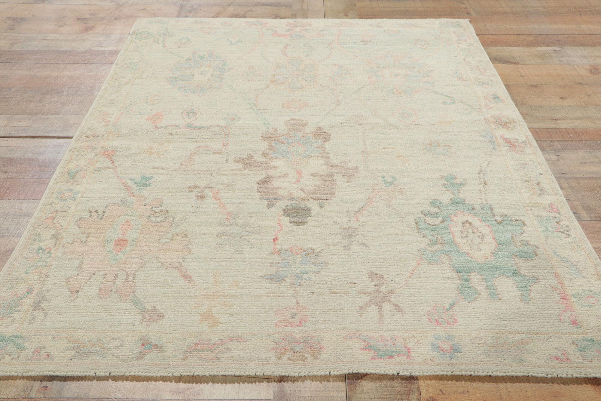 Oushak-Teppich im modernen Stil mit weichen Farben (Wolle) im Angebot