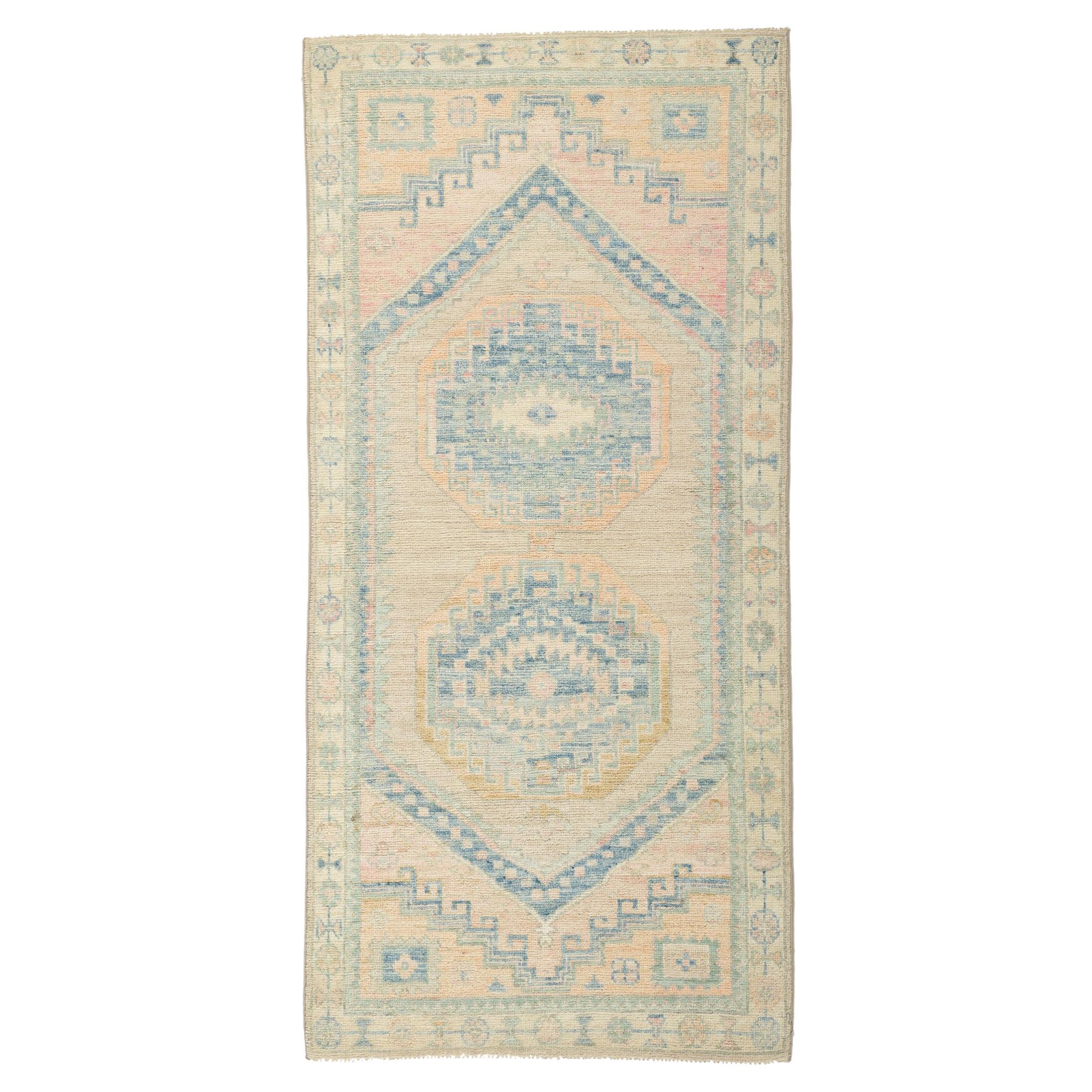 Oushak-Teppich im modernen Stil mit weichen Farben