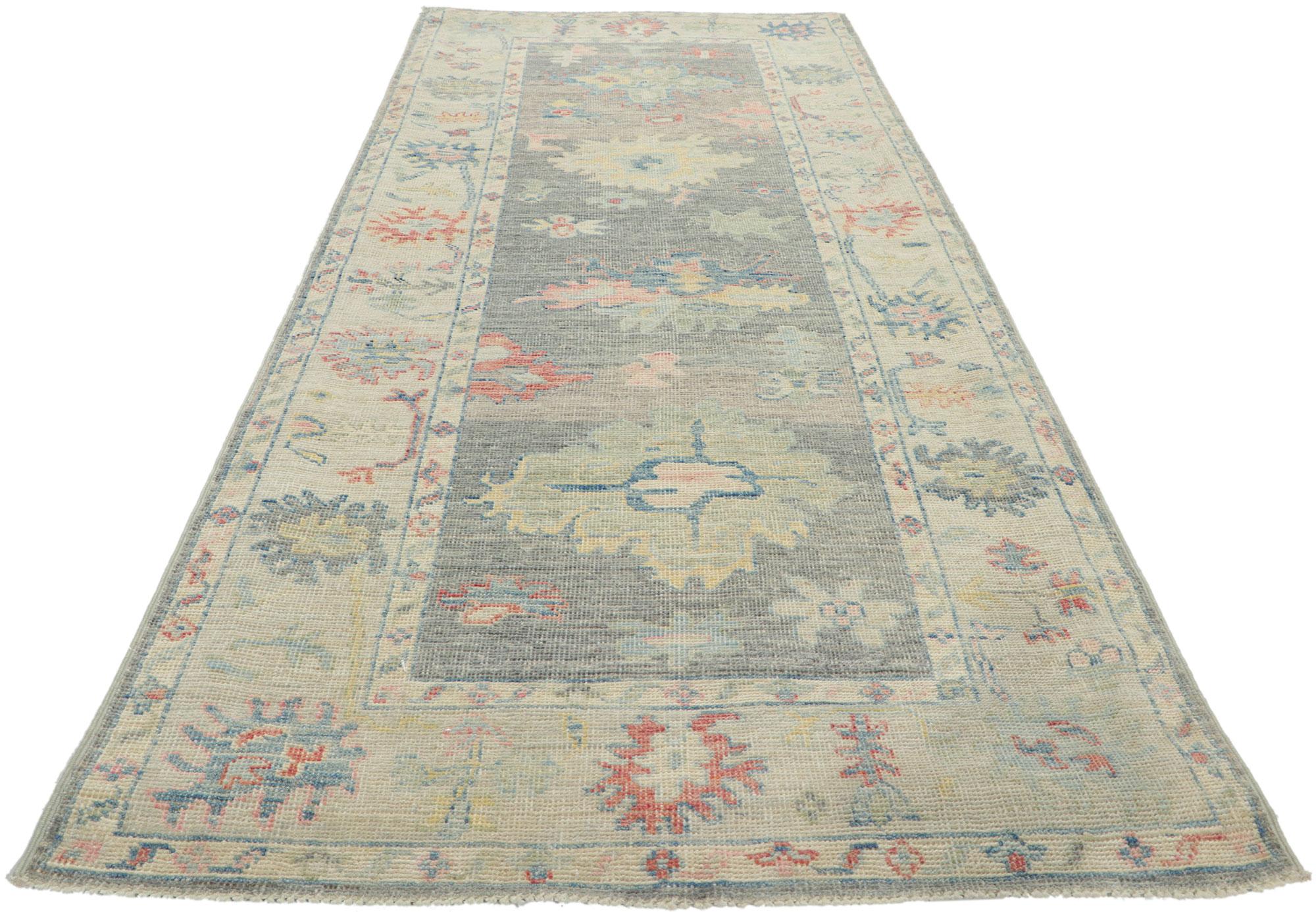 Oushak-Läufer im modernen Stil mit weichen Farben (Pakistanisch) im Angebot