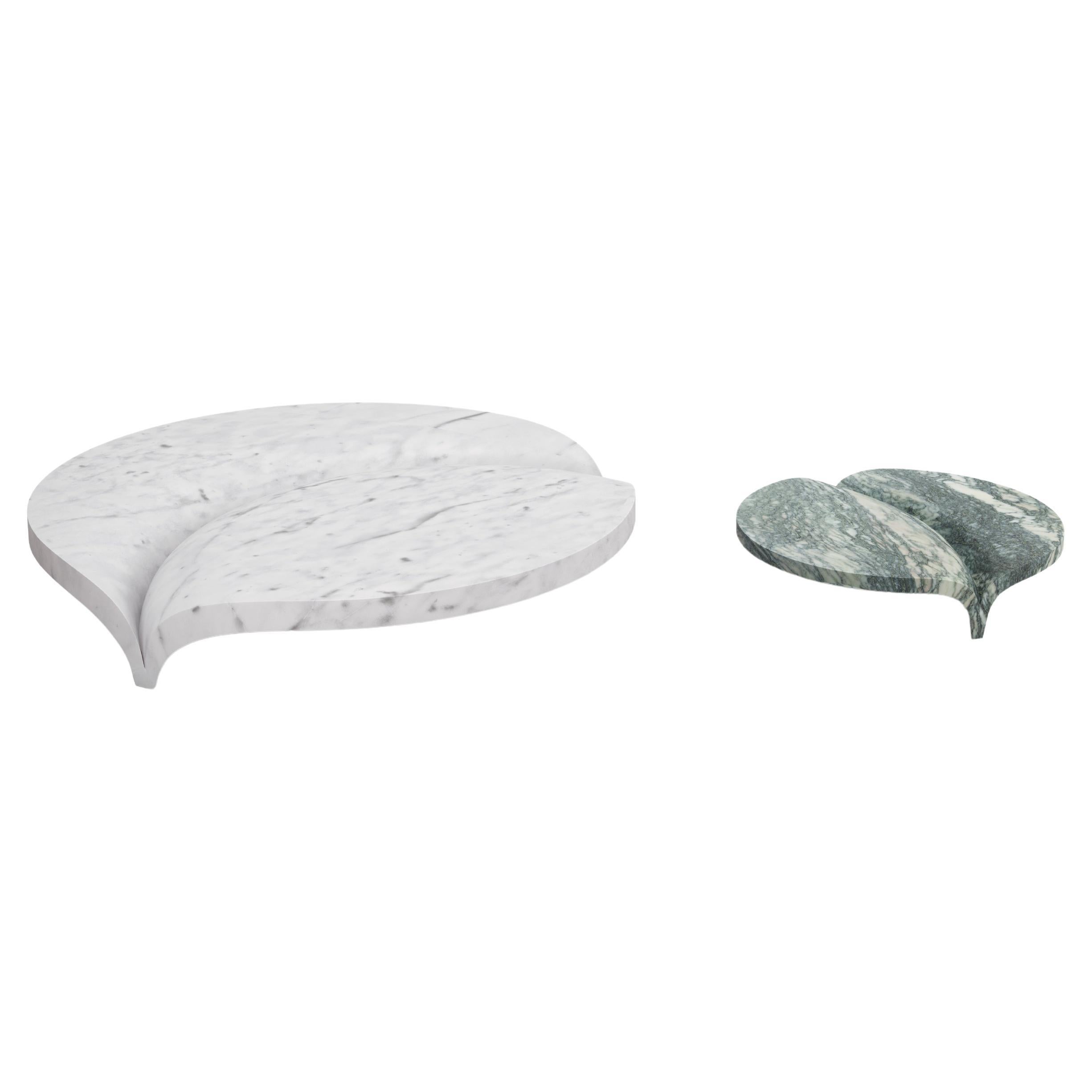 Luna Tisch, zwei Tische in einem, aus Verde Luana und Bianco Carrara Marmor. (Großer Tisch) Ø 150 x 25 cm - 59 x 9,8 in - (Kleiner Tisch) Ø 81,6 x 17 cm - 32,1 6,7. Entworfen von Venelin Kokalov (Revery Architecture Studio).

Luna, inspiriert von