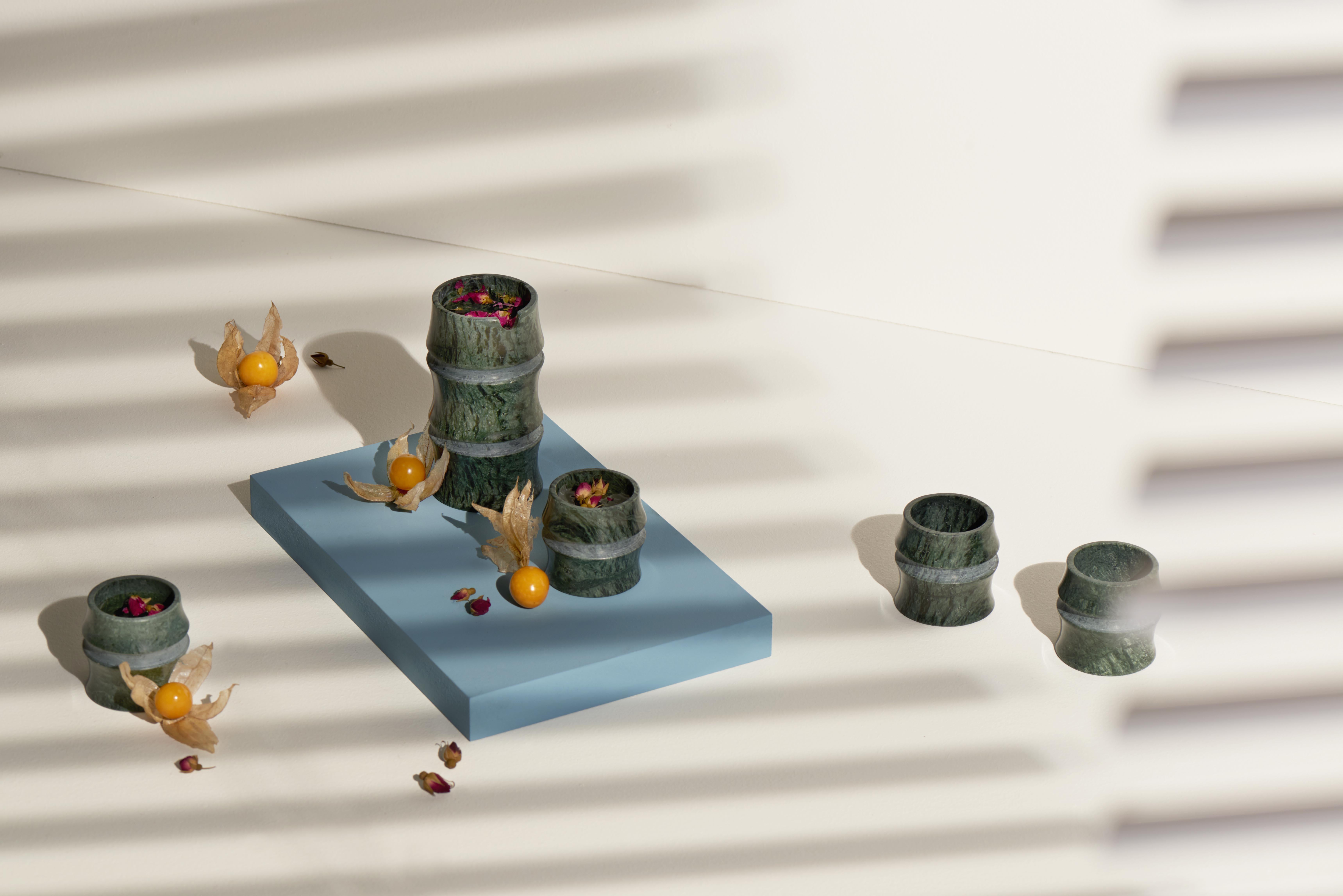 Tokkuri in marmo verde del Guatemala. 
Dimensioni: 6,5 x 13 cm, finitura liscia. Nome commerciale: Kadomatsu Tokkuri, collezione di vegetazione giapponese di Michele Chiossi, scultore nato in Toscana. Realizzato in Italia, rifinito a mano.
Marmo e