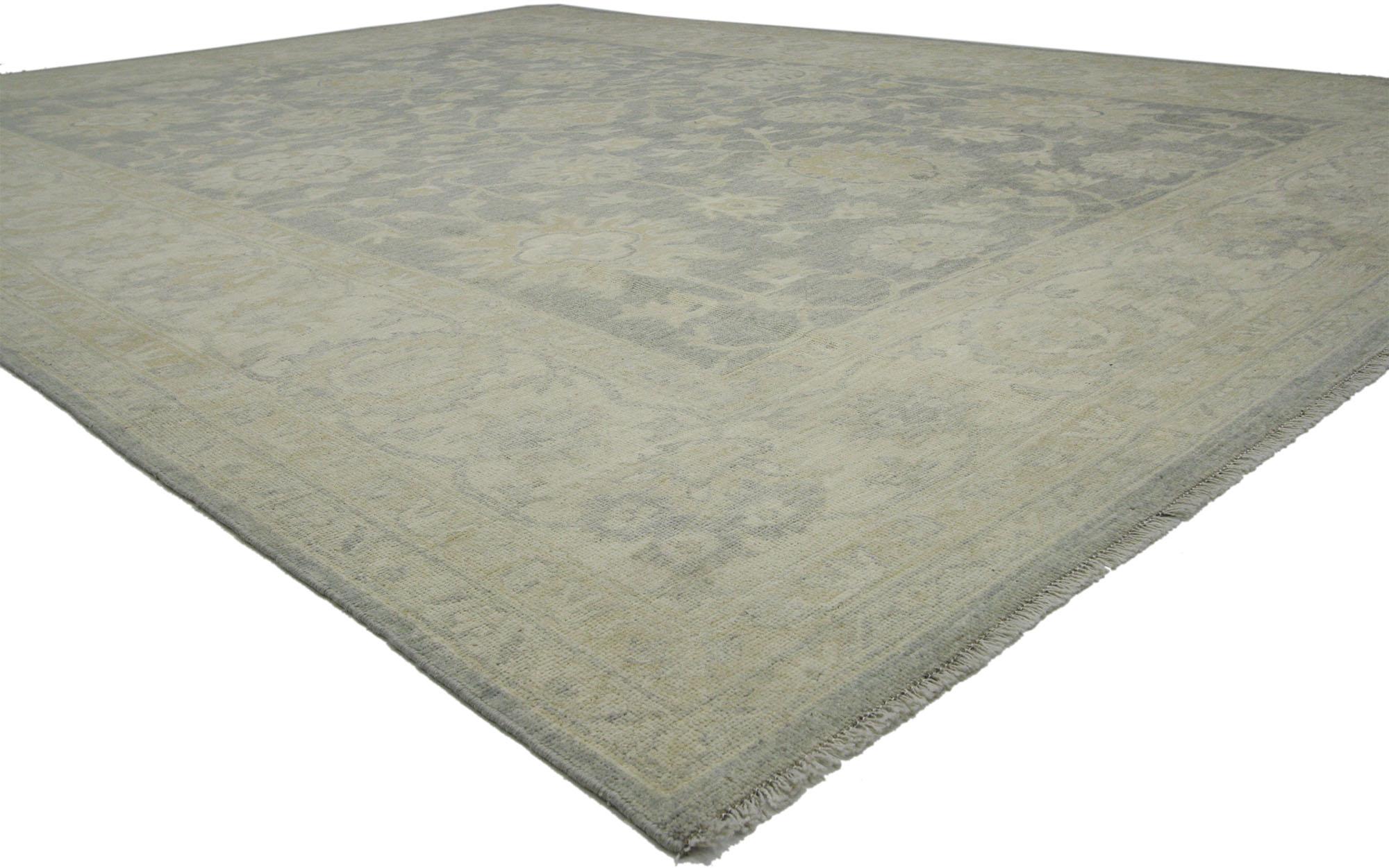 80213, nouveau tapis moderne et transitionnel de style Oushak aux couleurs neutres. Ce tapis de transition en laine nouée à la main, de style Oushak, présente un motif botanique composé de motifs Harshang, de palmettes fleuries, de fleurs et de