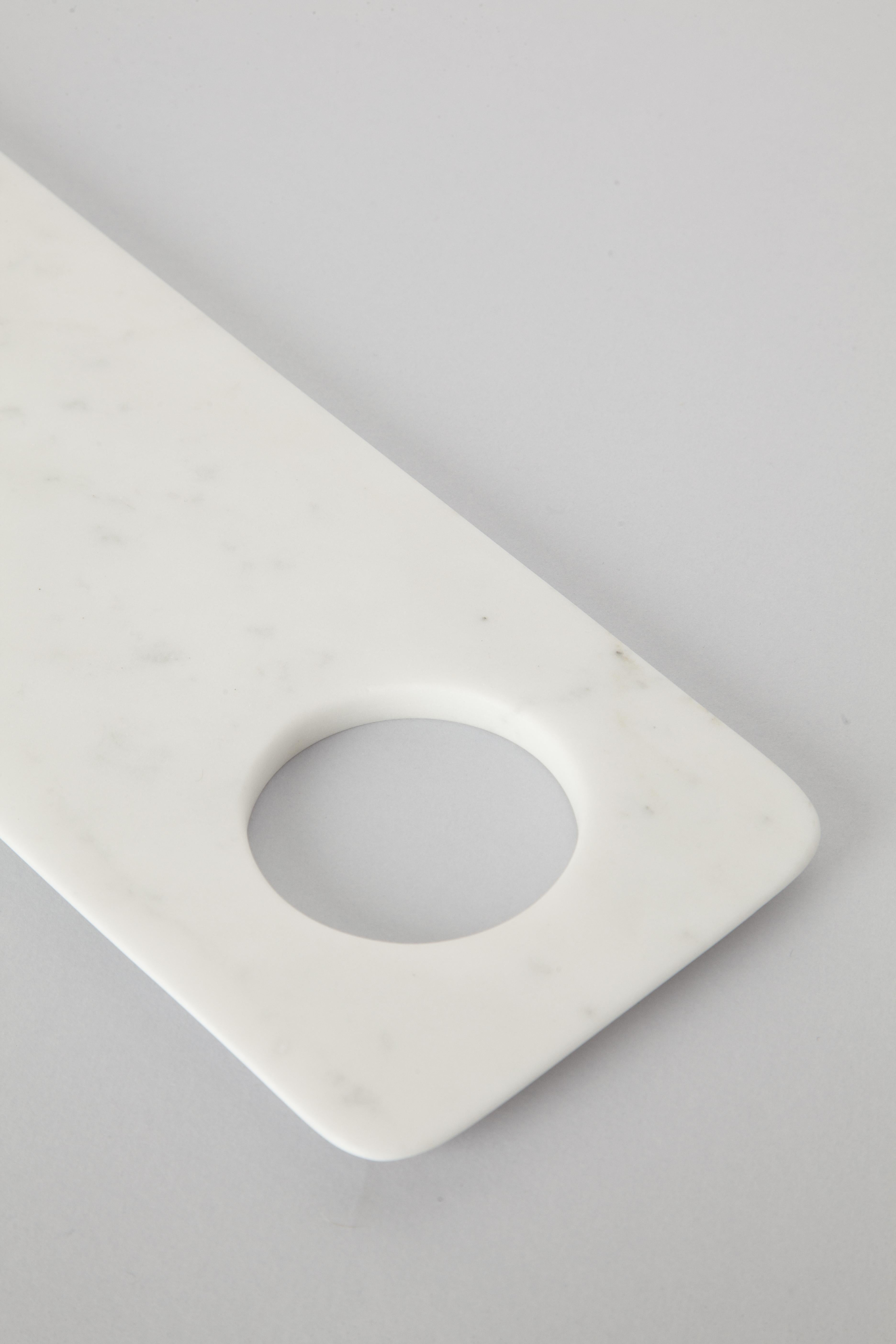 Neues modernes Tablett/Chopping Board aus weißem Carrara-Marmor, Schöpfer Studioformart (Moderne) im Angebot