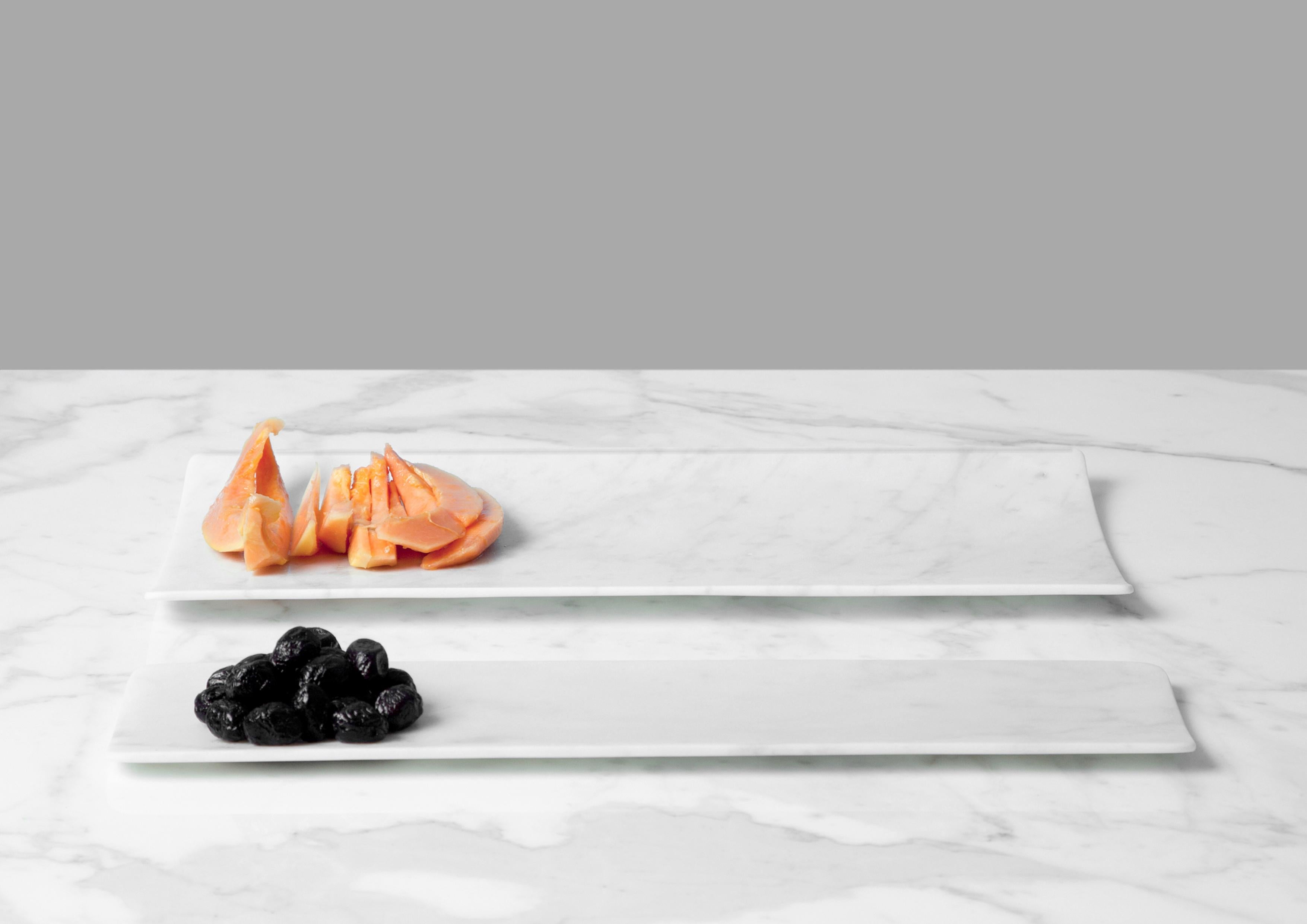 Neues modernes Tablett aus weißem Carrara-Marmor, Studioformat, auf Lager (Italienisch) im Angebot