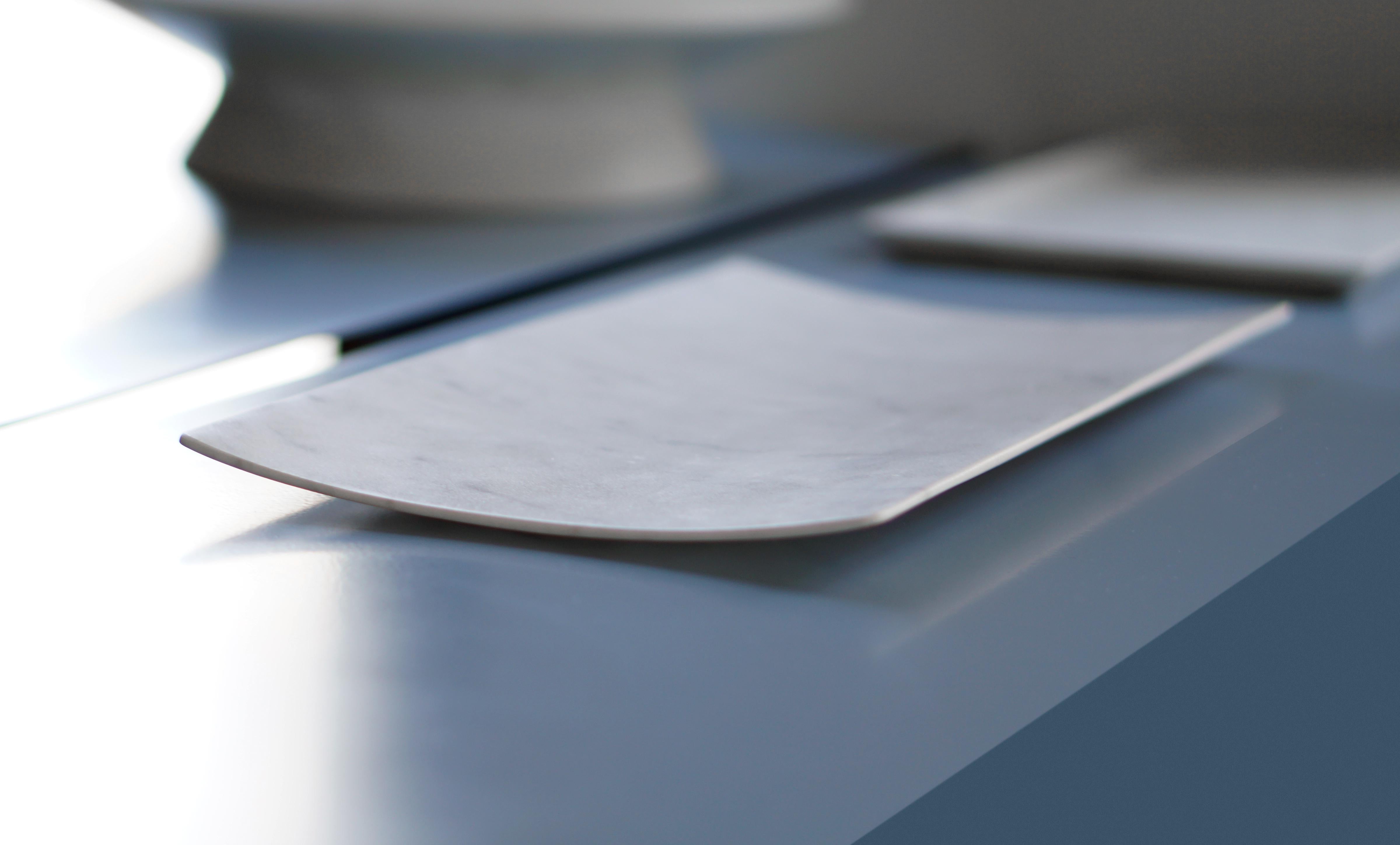 Neues modernes Tablett aus weißem Carrara-Marmor, Studioformat, auf Lager (Moderne) im Angebot