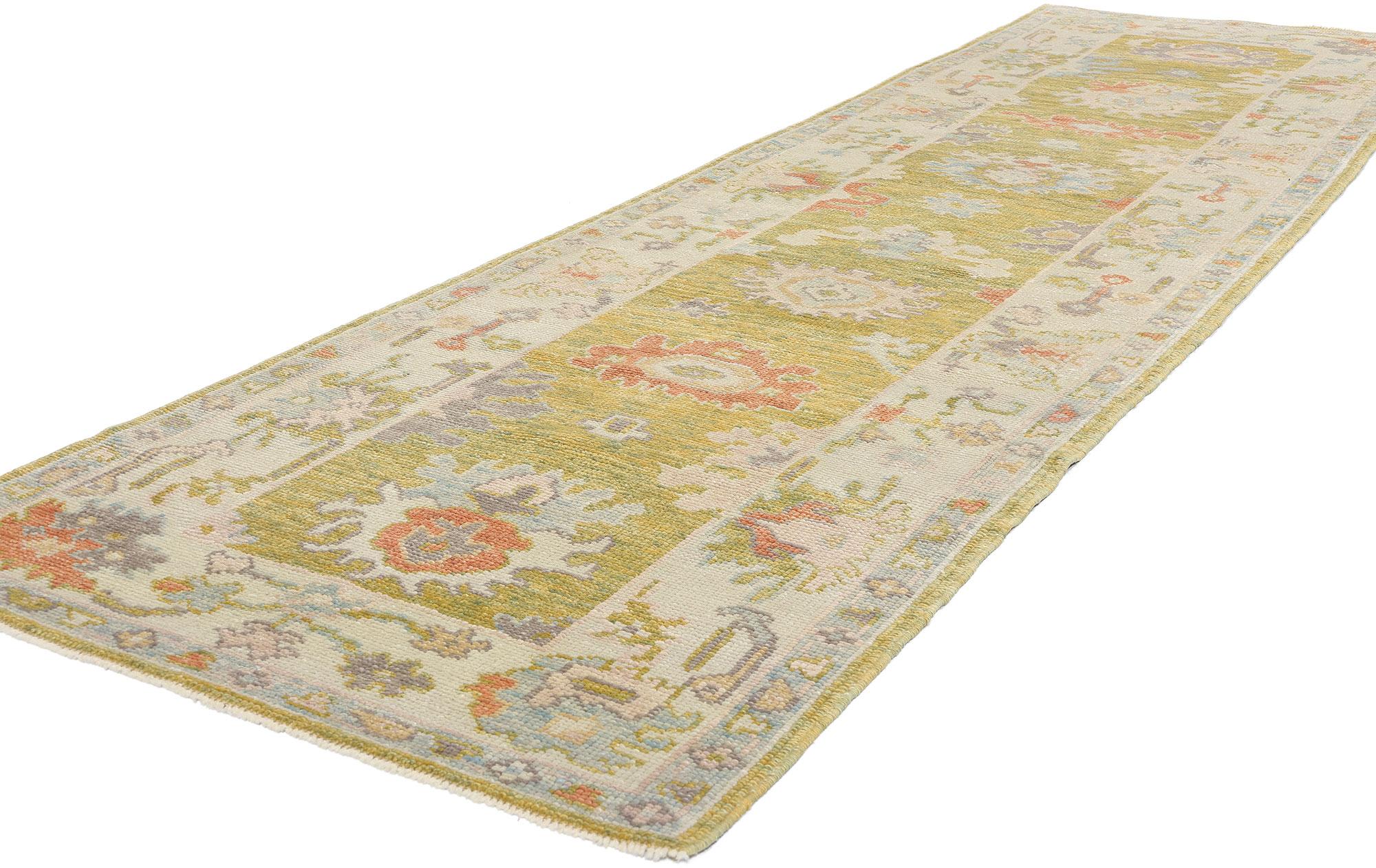 53947 New Colorful Modern Turkish Oushak Rug Runner, 03'00 x 18'09. Dieser handgeknüpfte, farbenfrohe, moderne türkische Oushak-Teppich strahlt einen sanften, einladenden Charme aus, der ideal ist, um die Flure eines zeitgenössischen Hauses zu