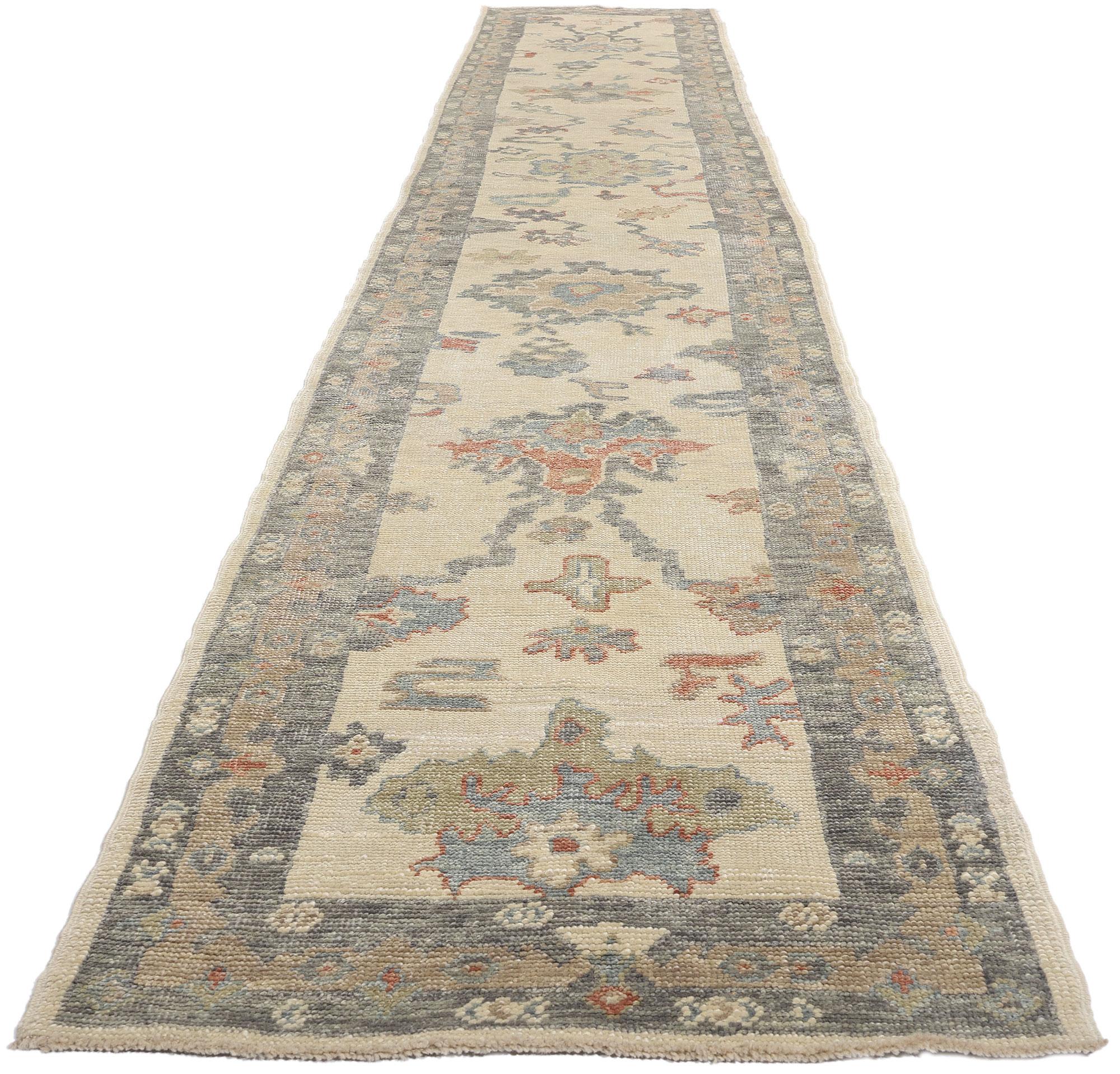 Neuer moderner türkischer Oushak-Teppich-Läufer, 03'00 x 18'09 (Handgeknüpft) im Angebot