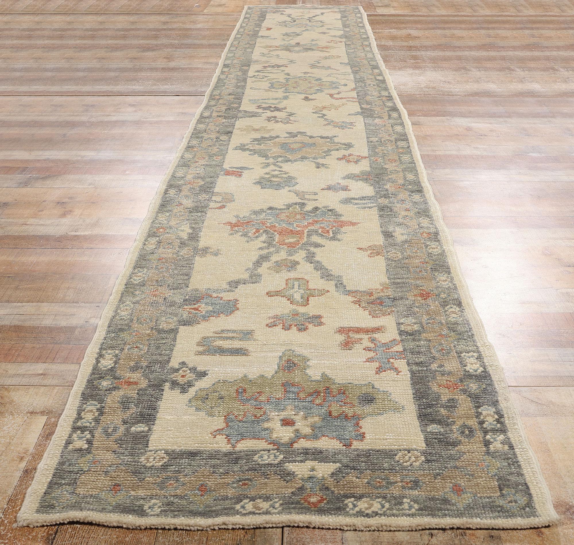 Neuer moderner türkischer Oushak-Teppich-Läufer, 03'00 x 18'09 im Angebot 1