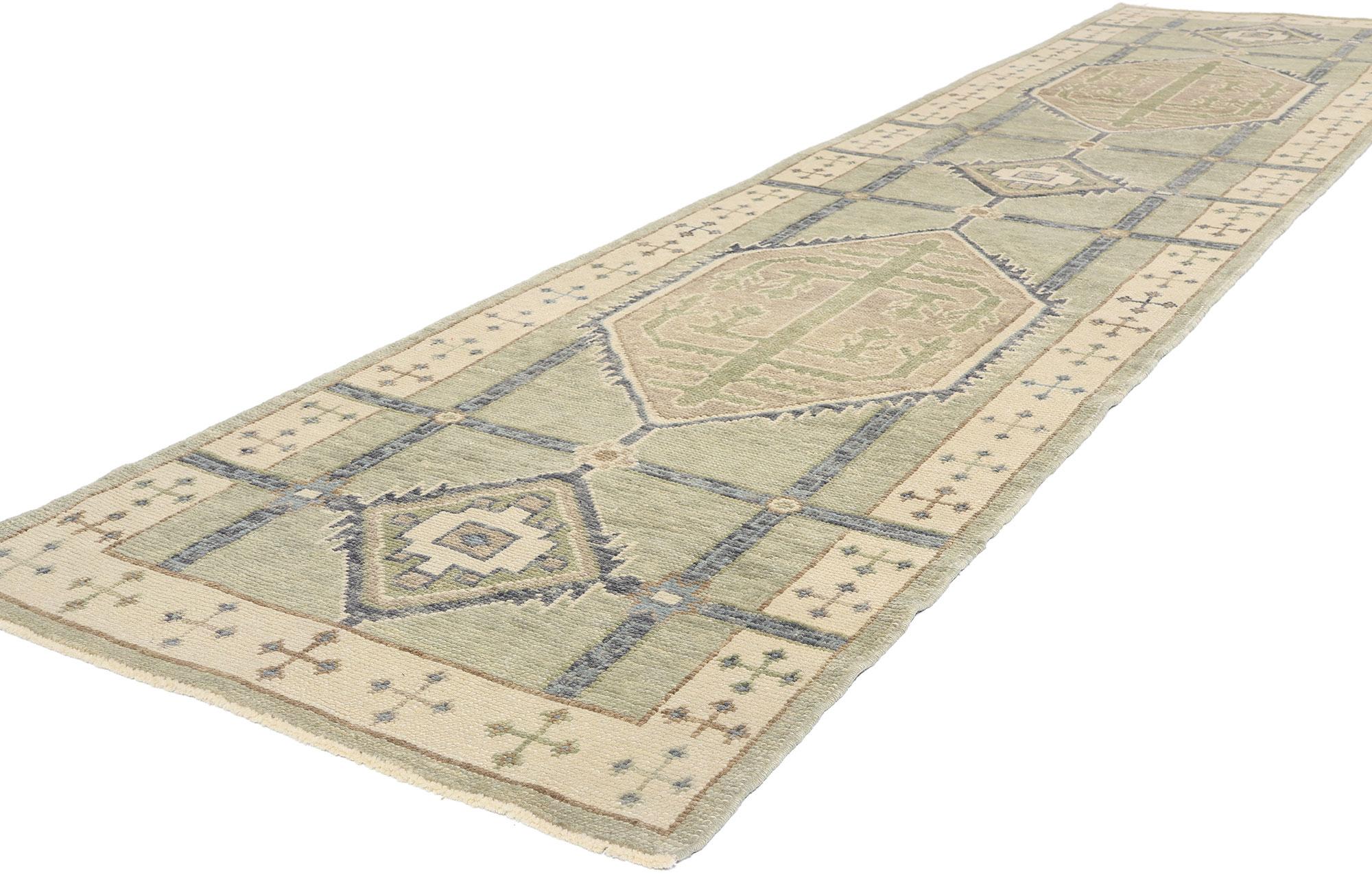 53948 New Modern Turkish Oushak Rug, 03'02 x 13'05. Dieser moderne türkische Oushak-Teppichläufer aus handgeknüpfter Wolle verkörpert eine heitere Eleganz, wobei seine Feldfarbe von blassem Sage einen beruhigenden Hintergrund für die sorgfältig