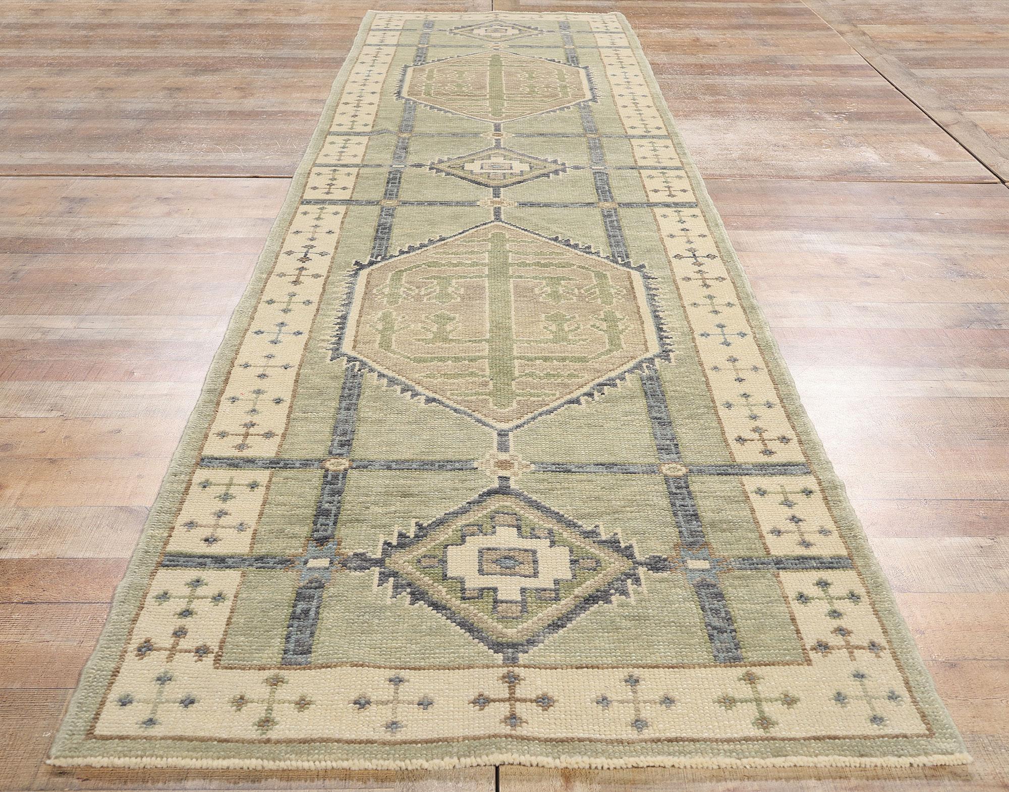 Neuer moderner türkischer Oushak-Teppich-Läufer mit Übergangsstil im Angebot 1
