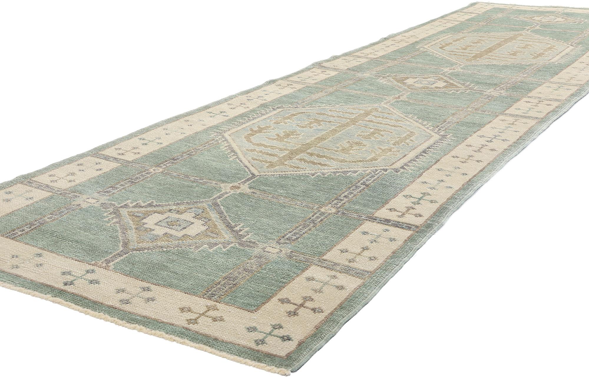 53985 New Modern Green Turkish Oushak Rugner, 03'09 x 13'10. Questo tappeto Oushak turco moderno, annodato a mano in lana, cattura l'essenza dell'incanto tribale e del fascino nomade, fondendo motivi tradizionali e sensibilità contemporanea. La sua
