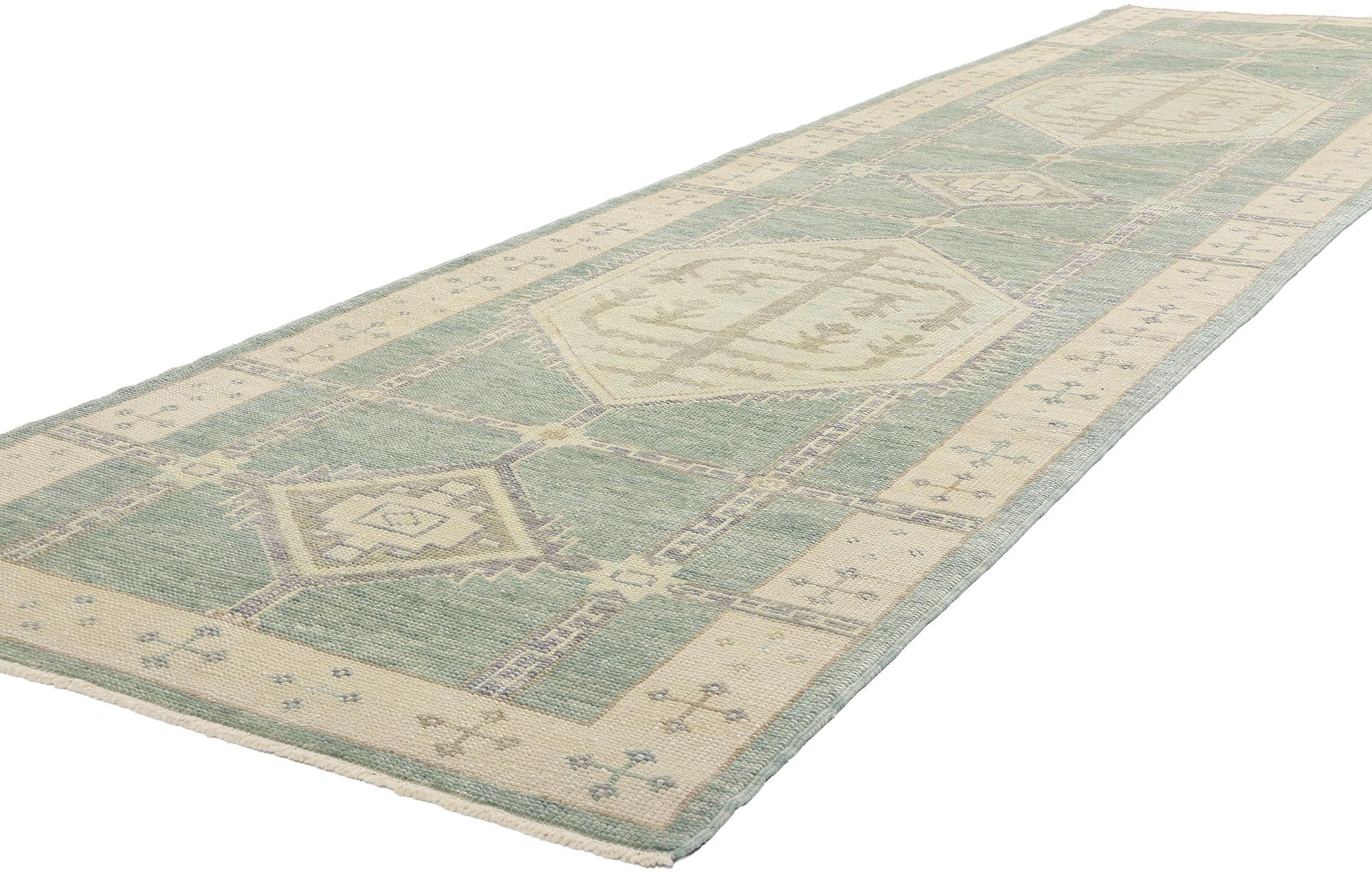 53984 New Modern Green Turkish Oushak Rugner, 03'09 x 14'00. Questo tappeto moderno turco Oushak, annodato a mano in lana, cattura l'essenza dell'incanto tribale e del fascino nomade, fondendo motivi tradizionali e sensibilità contemporanea. La sua