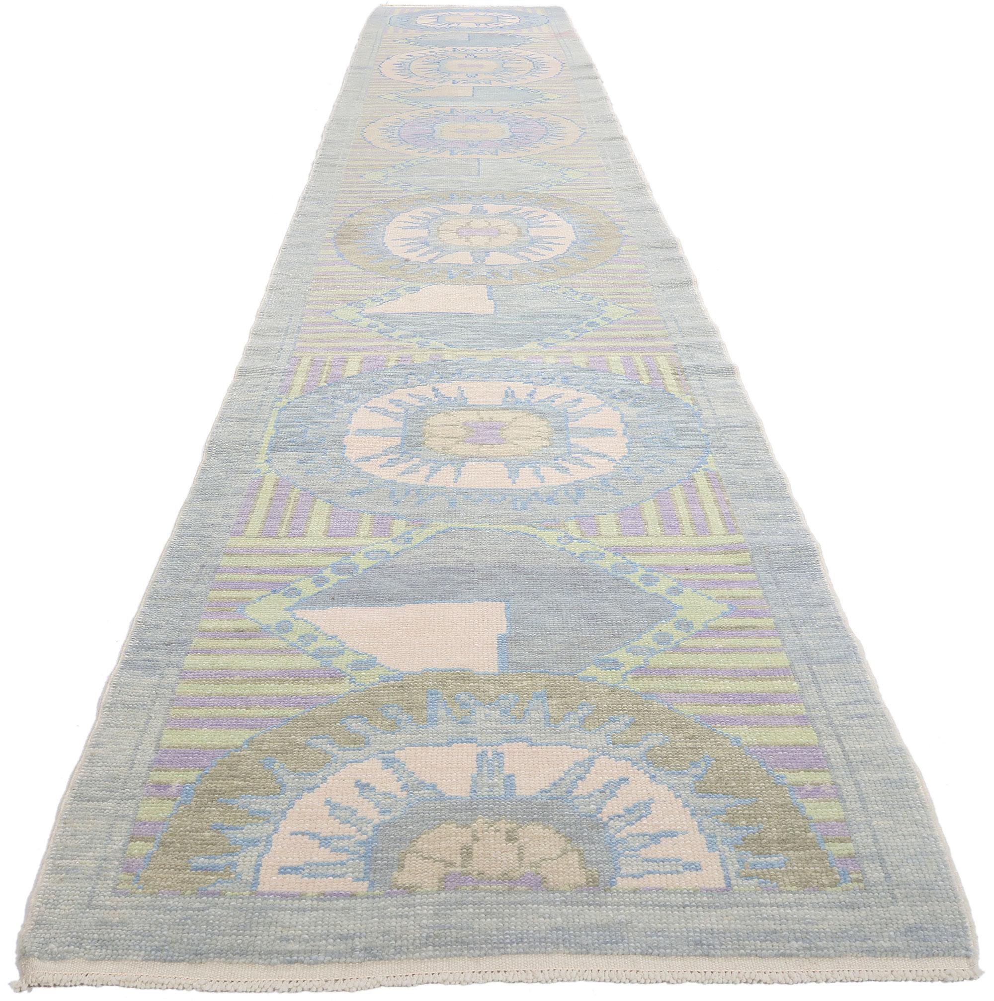 53971 New Modern Sunburst Turkish Oushak Rug Runner, 02'11 x 18'11. Ce chemin de table en laine nouée à la main est un tapis moderne turc Oushak qui rayonne grâce à un fascinant motif en forme de soleil, tissant art et symbolisme dans un spectacle à