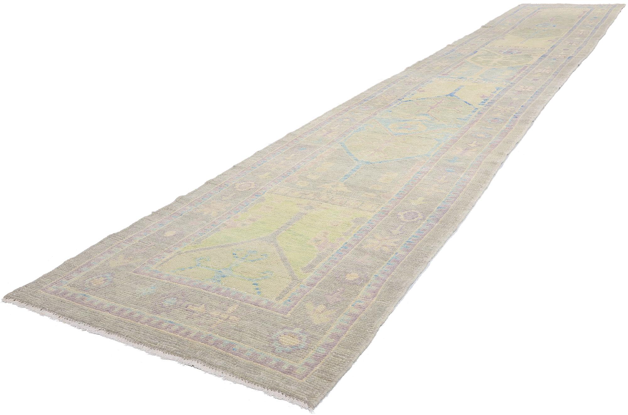 53968 New Modern Turkish Oushak Rug Runner, 02'11 x 18'00. Dieser moderne türkische Oushak-Teppichläufer aus handgeknüpfter Wolle zeigt die zeitlose Kunst der anatolischen Weberei, neu interpretiert mit einem modernen Touch. Die langgestreckte