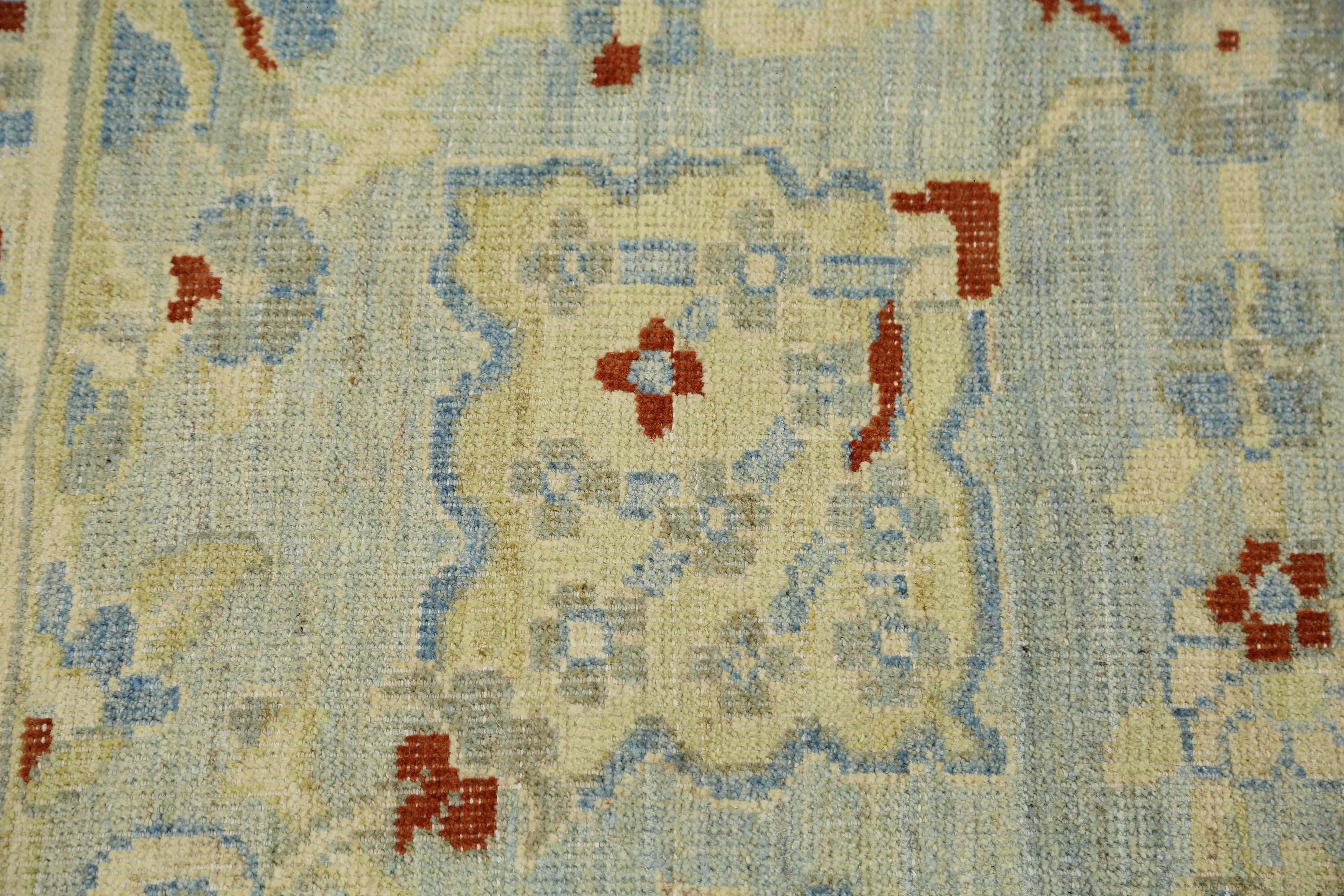 Wir stellen Ihnen unseren exquisiten türkischen Sultanabad-Teppich vor, der in sorgfältiger Handarbeit hergestellt wird. Mit den Maßen 7'0'' x 10'0'' bietet dieses atemberaubende Stück einen fesselnden blauen Hintergrund, der mit satten, dunkelroten