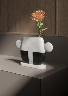 Nuovo vaso moderno in marmo nero e bianco, Creatore Matteo Cibic Stock