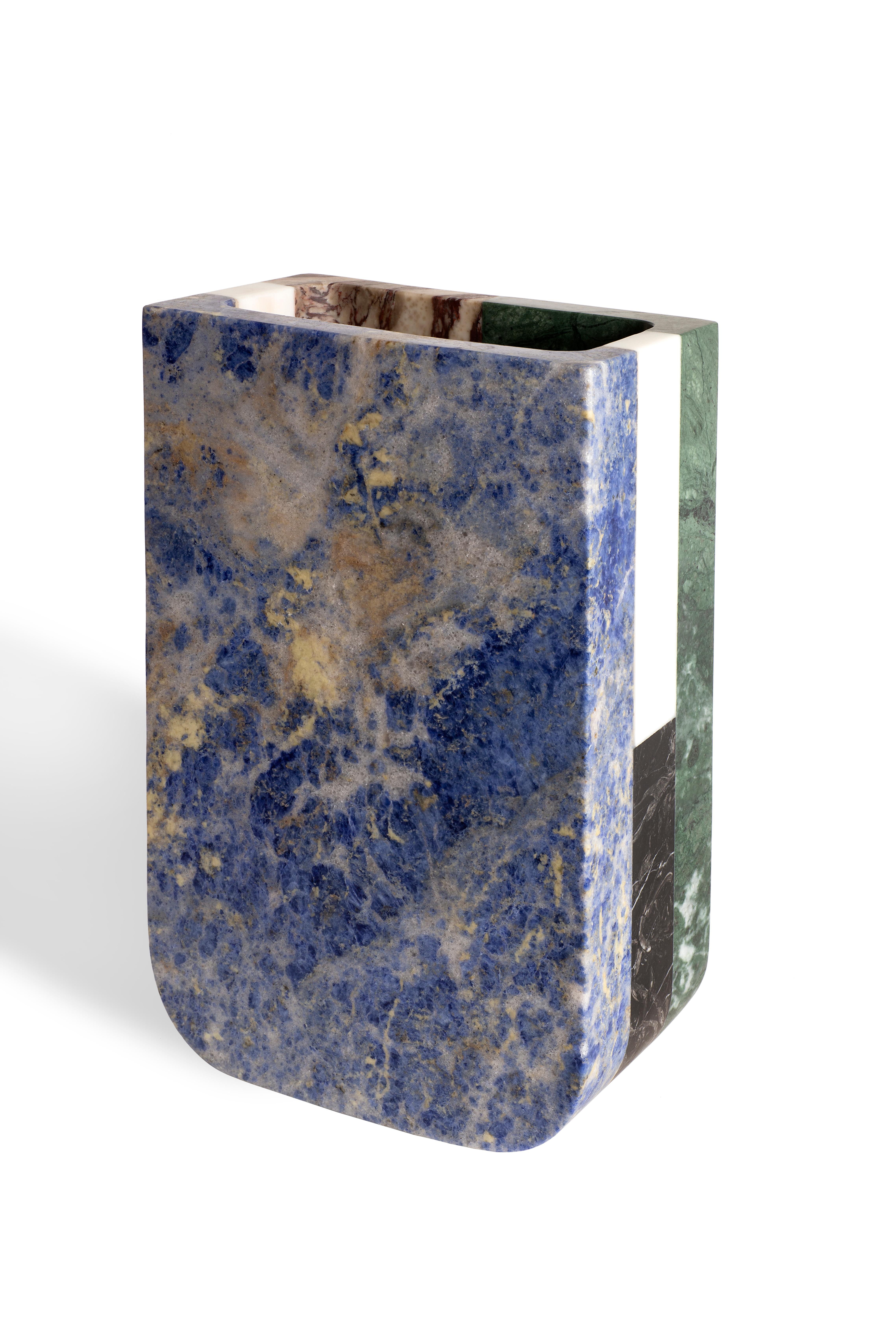 Vaso in marmo nero Marquinia, bianco Michelangelo, Arabescato Vagli Filo Rosso, verde Greene & Greene e Blu Sodalite.
Dimensioni: 20 x 12 x 32 cm, 7,9 x 4,7 x 12,6 pollici, finitura liscia. Nome commerciale: Piero, collezione Masters del designer