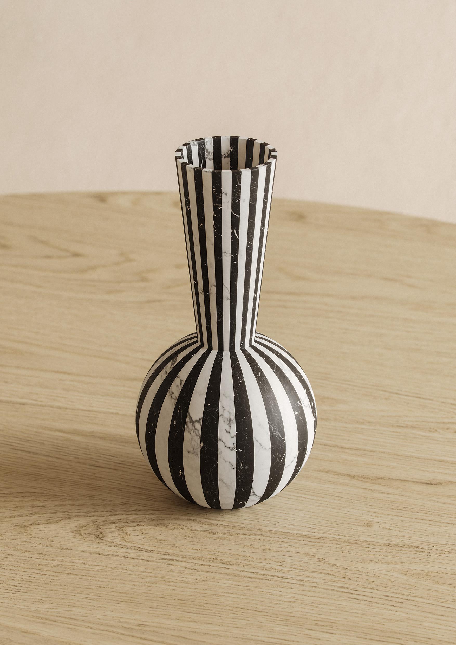 Jarrón de mármol blanco Michelangelo y negro Marquinia. 

Las hipnóticas rayas blancas y negras de la nueva colección Nova, diseñada por Jacopo Simonetti, ofrecen una forma versátil de añadir personalidad a tu interior, un clásico que nunca pasa de