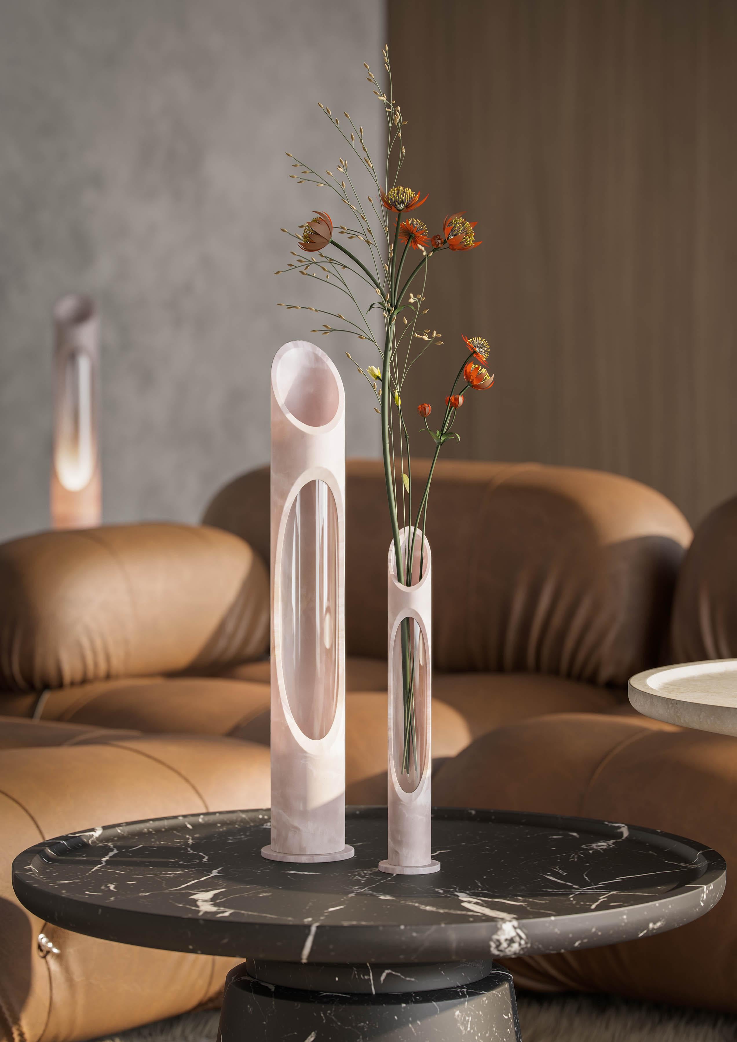 Vaso L in marmo Egeo rosa, disegnato da Jacopo Simonetti.
Disponibile anche in marmo Nero Marquinia, Bianco Arabescato, Bianco Onice e nella versione S. White. 

Collection'S: Si ispira all'immagine accattivante che due elementi contrastanti possono