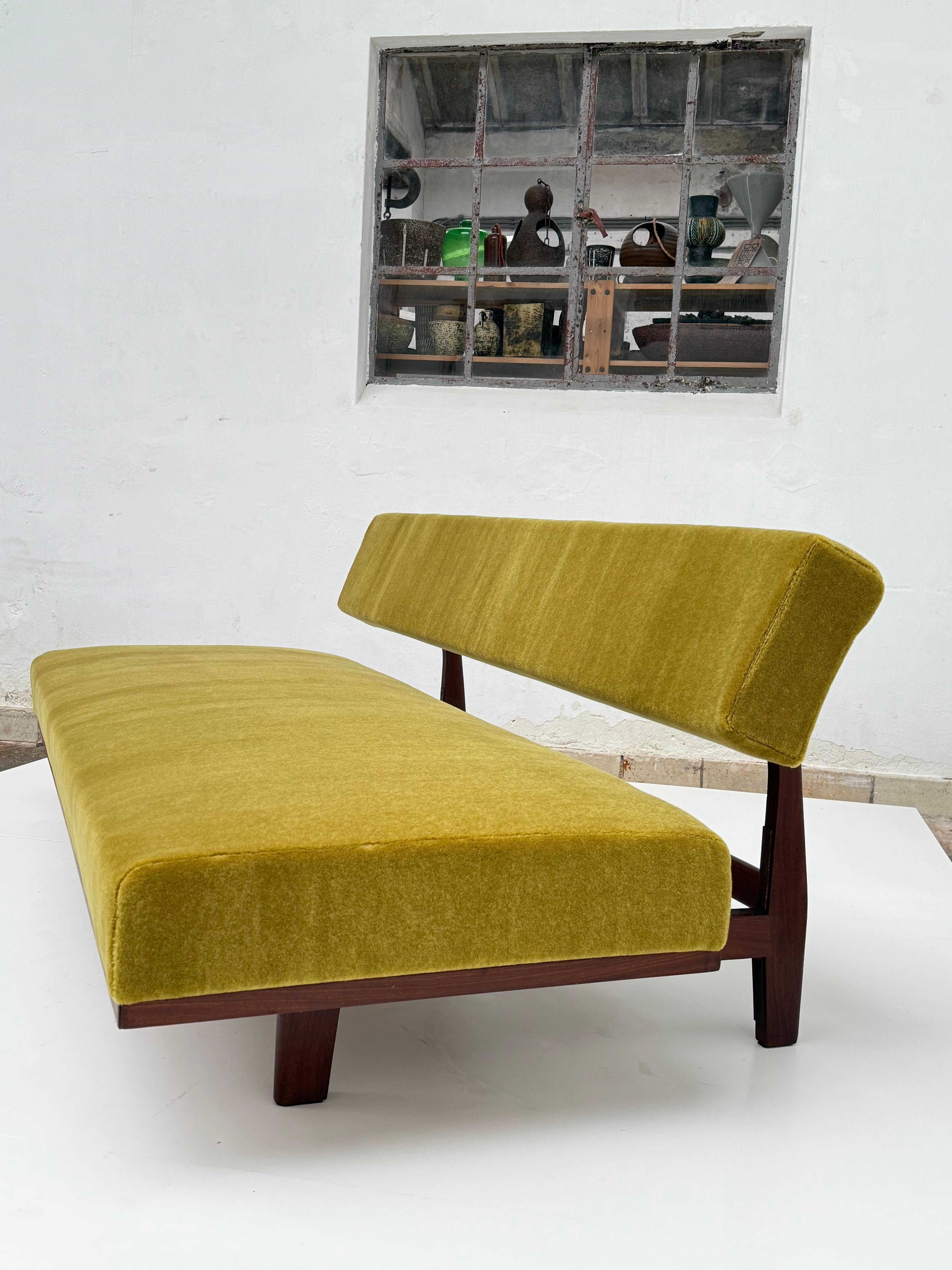 Ce canapé/lit de repos a été conçu par Hans Bellmann pour Wilkhahn, en Allemagne, dans les années 1960.

Le canapé est livré dans un magnifique cadre en bois de teck massif et a été entièrement restauré avec une nouvelle mousse et un tissu de