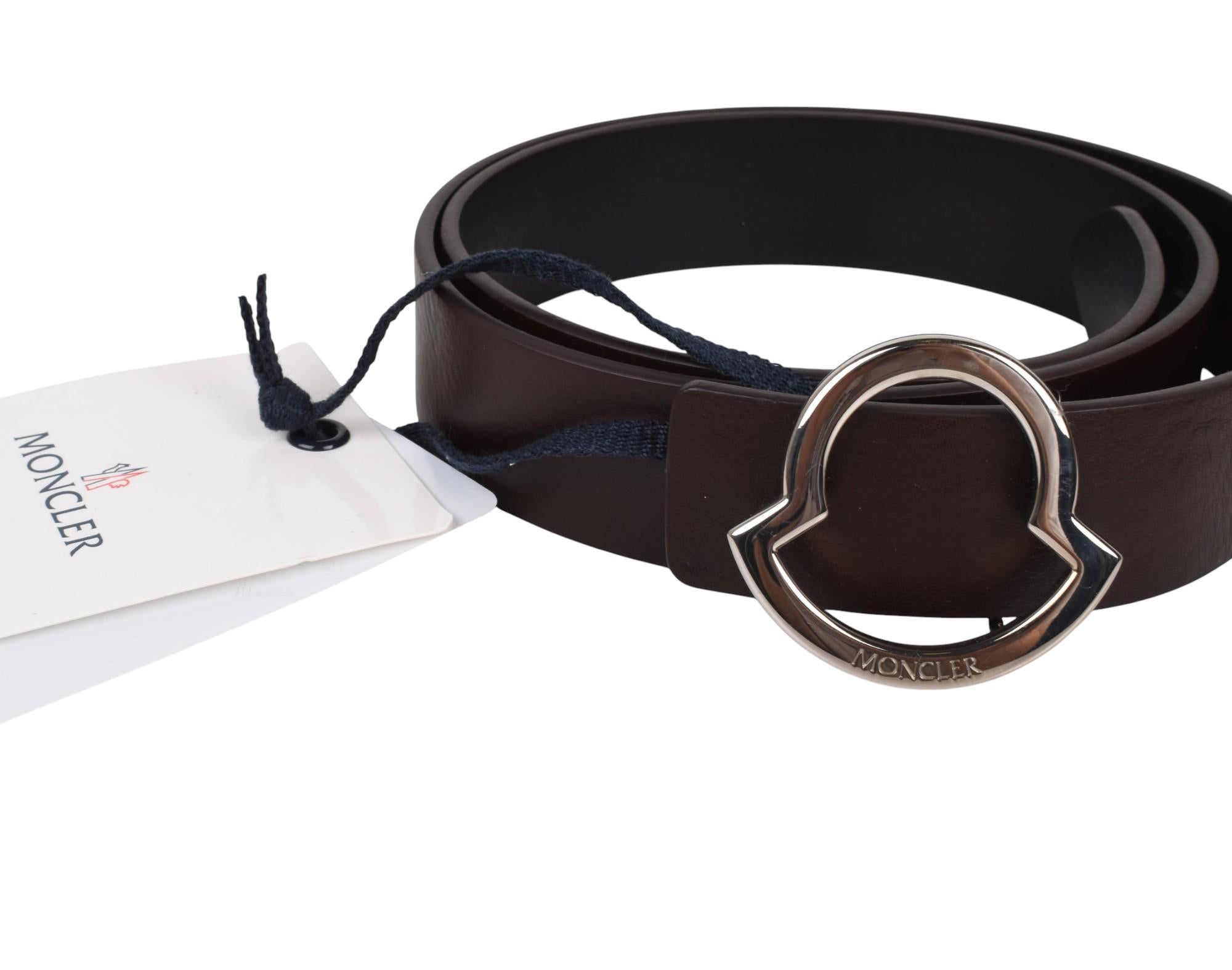 Controlla le mie altre inserzioni. Ho molti altri abiti firmati in vendita. Aperto a qualsiasi offerta.
L'articolo in vendita è una cintura Moncler da uomo originale al 100%, S1557, PE5, 206g.
Colore: marrone
(Il colore effettivo può variare
