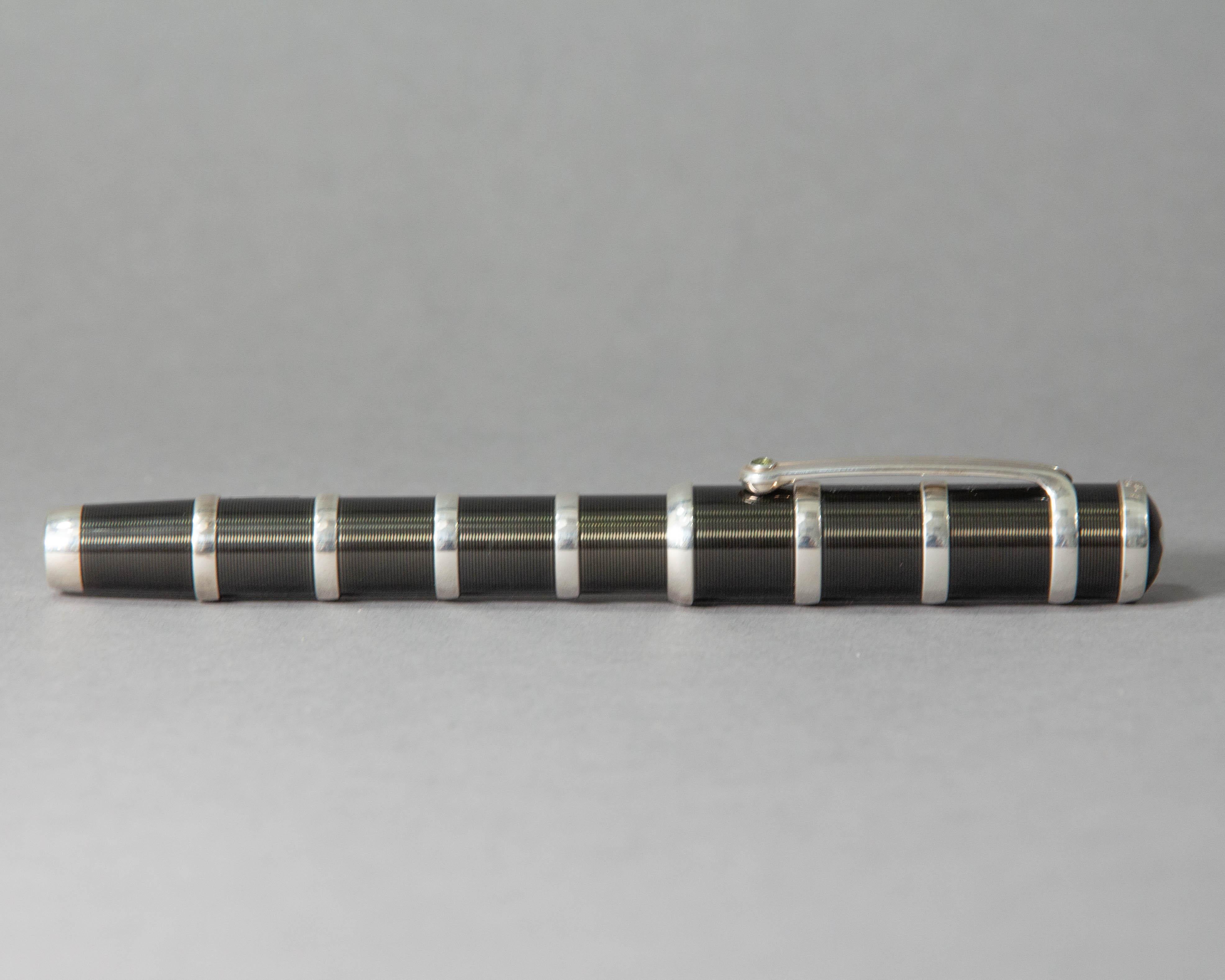 Ein atemberaubender Füllfederhalter in limitierter Auflage von Montblanc.

Der Kugelschreiber gehört zu einer Serie in limitierter Auflage mit dem Titel: 