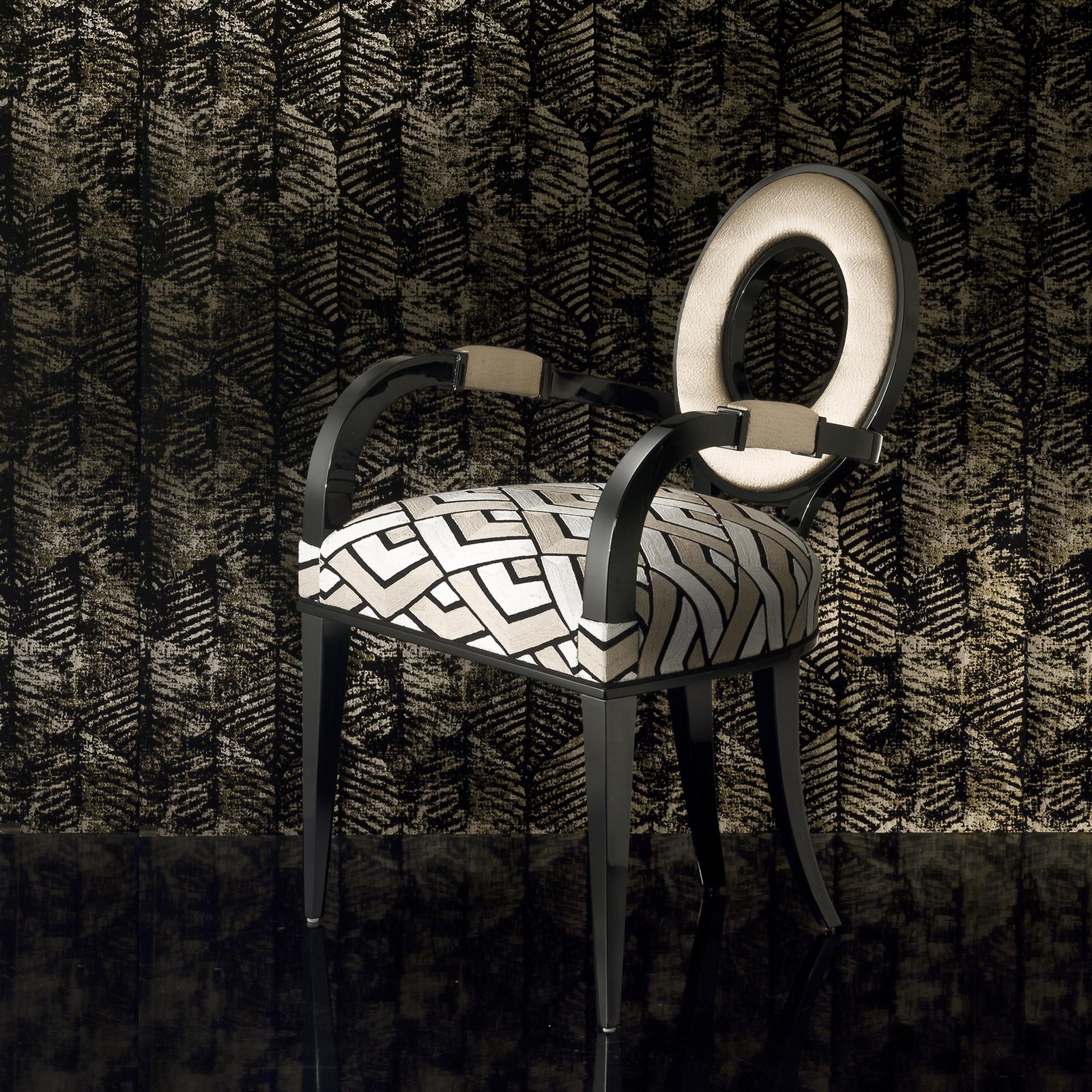 Dieser raffinierte Sessel, der sich durch einen zeitgenössischen Look und ein schlankes Design auszeichnet, verfügt über ein Gestell aus schwarz lackiertem Holz, das eine bequeme Sitzfläche trägt, die mit einem eleganten Stoff mit einem