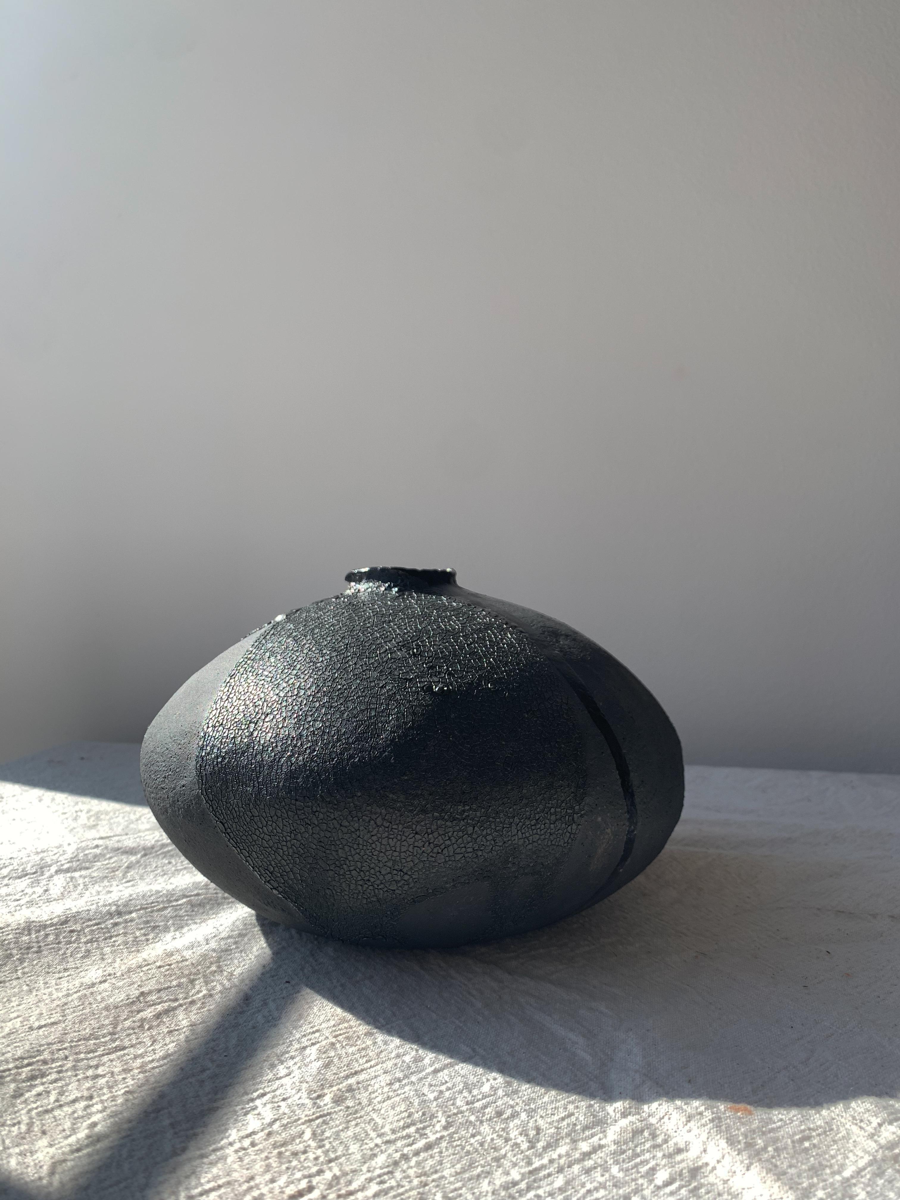 Smaltato Vaso in ceramica New Moon di MONDAYS in vendita