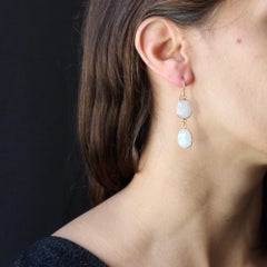 Ohrgehänge mit Mondstein aus 18 Karat Gelbgold