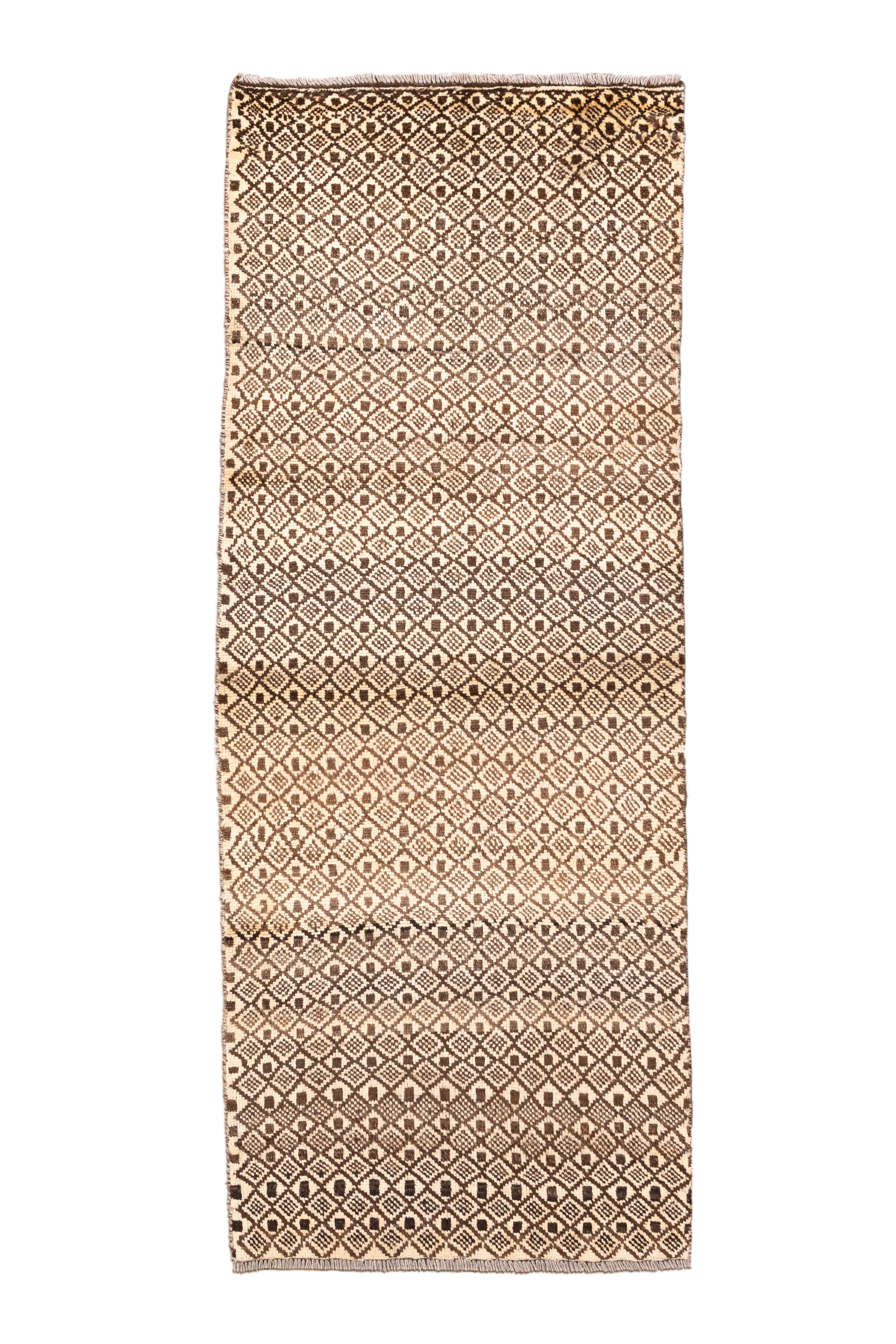  Questo runner marocchino vintage a trama piatta colpisce per la sua sottile complessità e per il suo design a rombi ripetuti, che passa gradualmente da un marrone intenso a un beige morbido. Il gradiente visivo aggiunge movimento e dimensione a