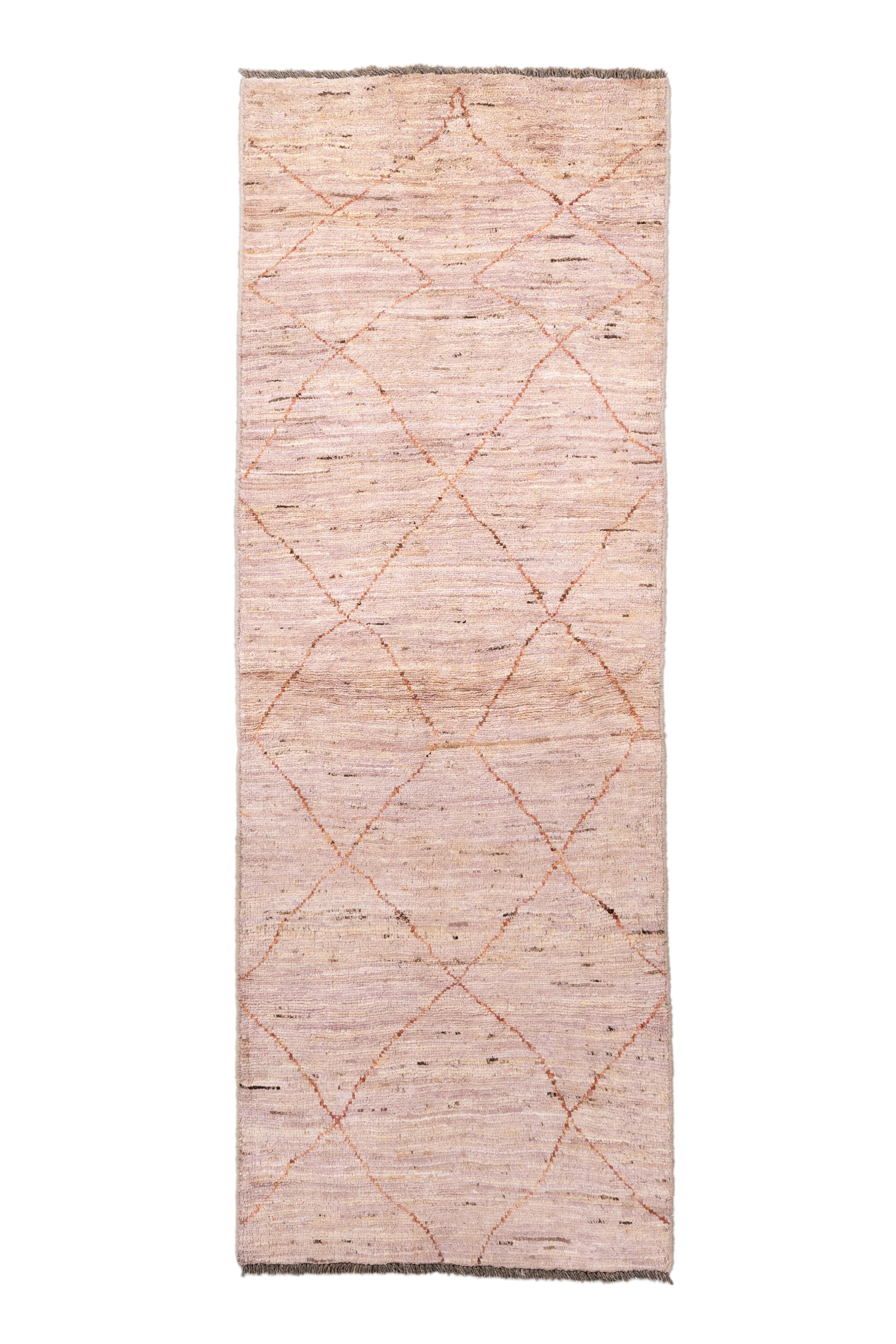  Un runner marocchino raffinato ed elegante, caratterizzato da una tavolozza morbida e neutra di beige sabbia, avorio rosato e taupe, punteggiata da un leggero reticolo di linee arancioni calde. Il sobrio motivo a rombi aggiunge una struttura visiva