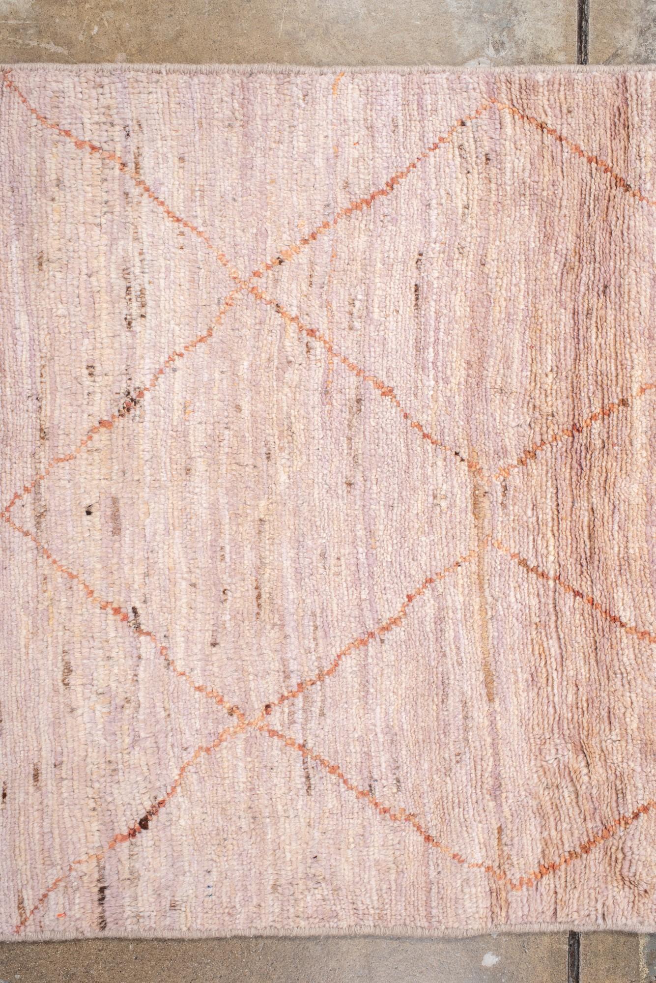 XXI secolo e contemporaneo Il nuovo runner marocchino in morbidi colori neutri con un sottile reticolo di diamanti in vendita