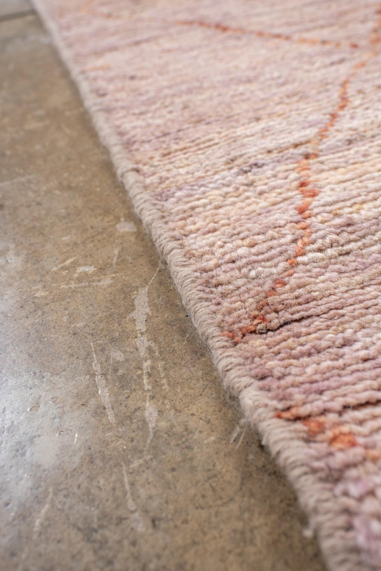Lana Il nuovo runner marocchino in morbidi colori neutri con un sottile reticolo di diamanti in vendita