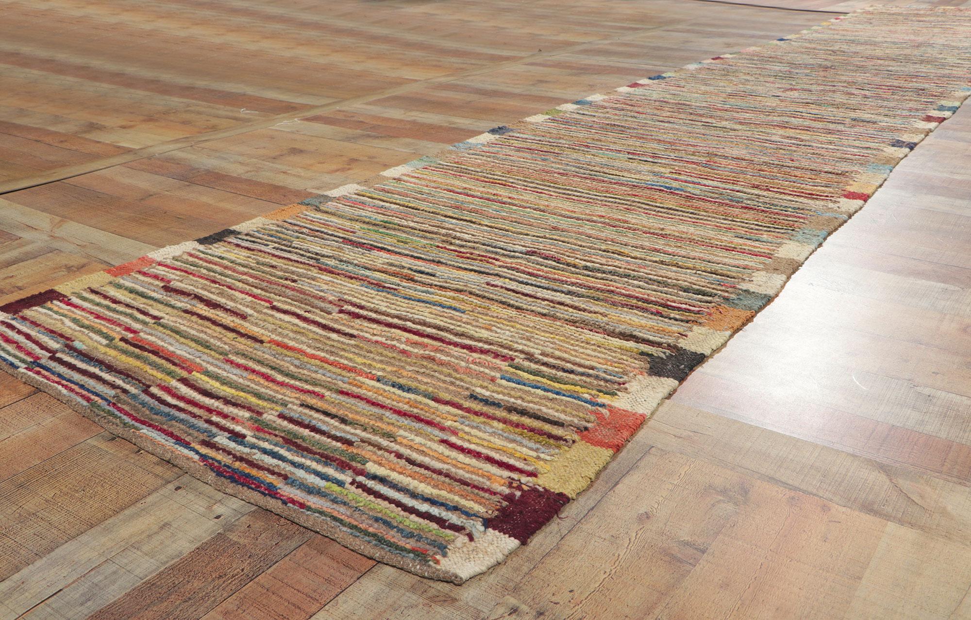 Alfombra Marroquí de Pelo Corto, El Encanto Tribal se Mezcla con el Estilo Moderno de Mediados de Siglo en venta 1