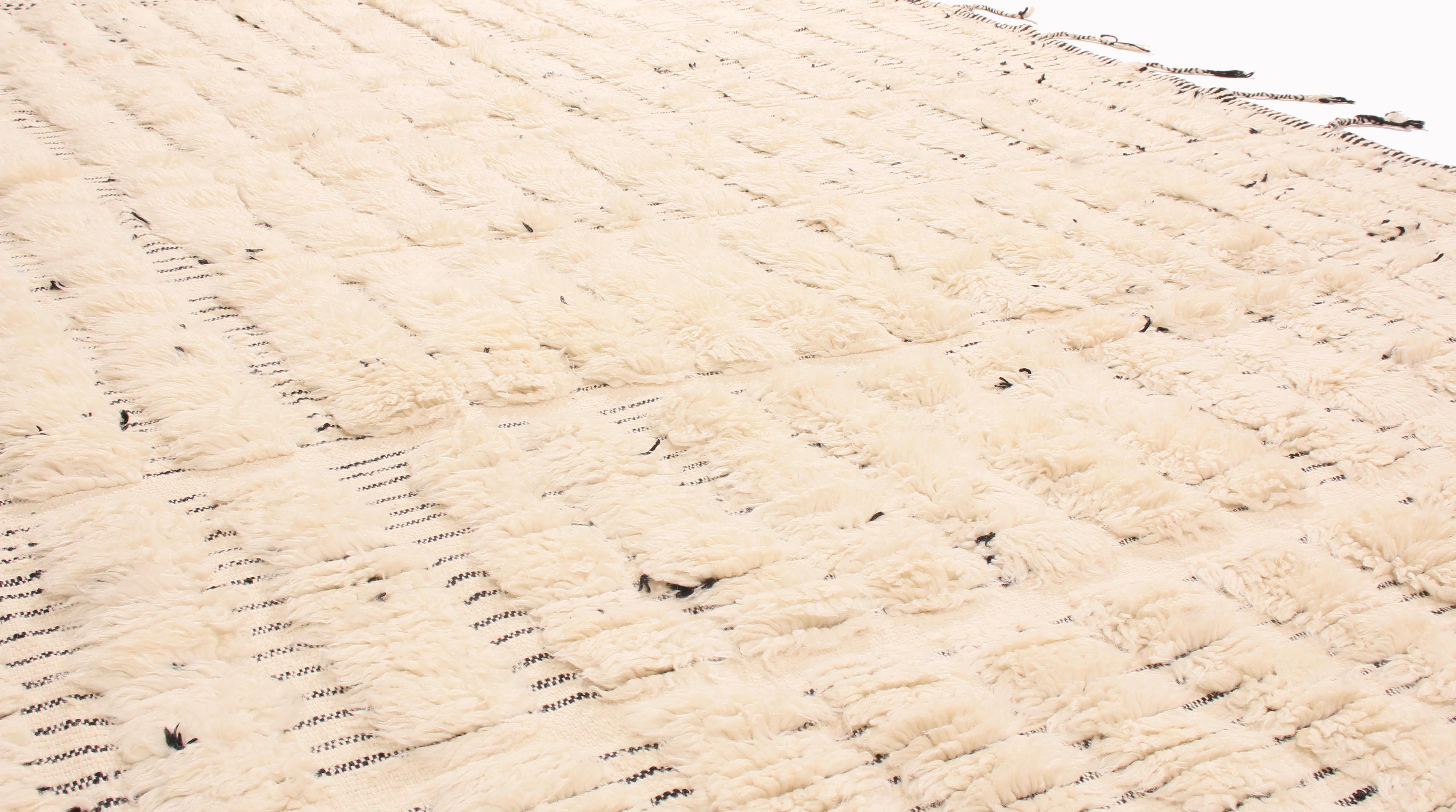 Der neue geometrische marokkanische Teppich von Rug & Kilim wird aus handgeknüpfter Wolle aus Marokko hergestellt und zeichnet sich durch die Vorteile moderner Webstühle und eine ungewöhnliche Feinheit des Feldmusters aus. Während ältere