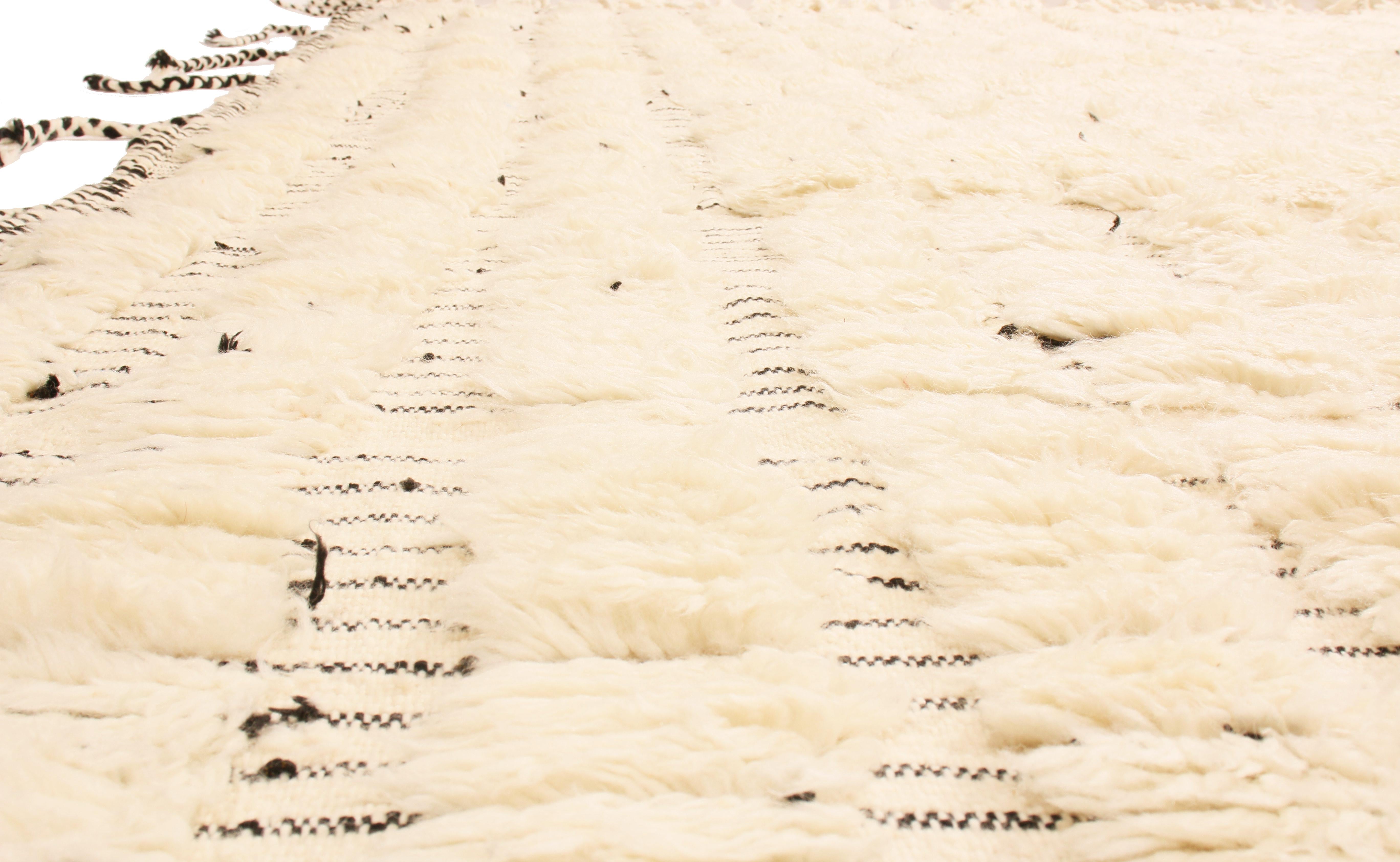 Neuer marokkanischer Wollteppich in Weiß und Schwarz mit gemischter Florhöhe (Moderne) im Angebot