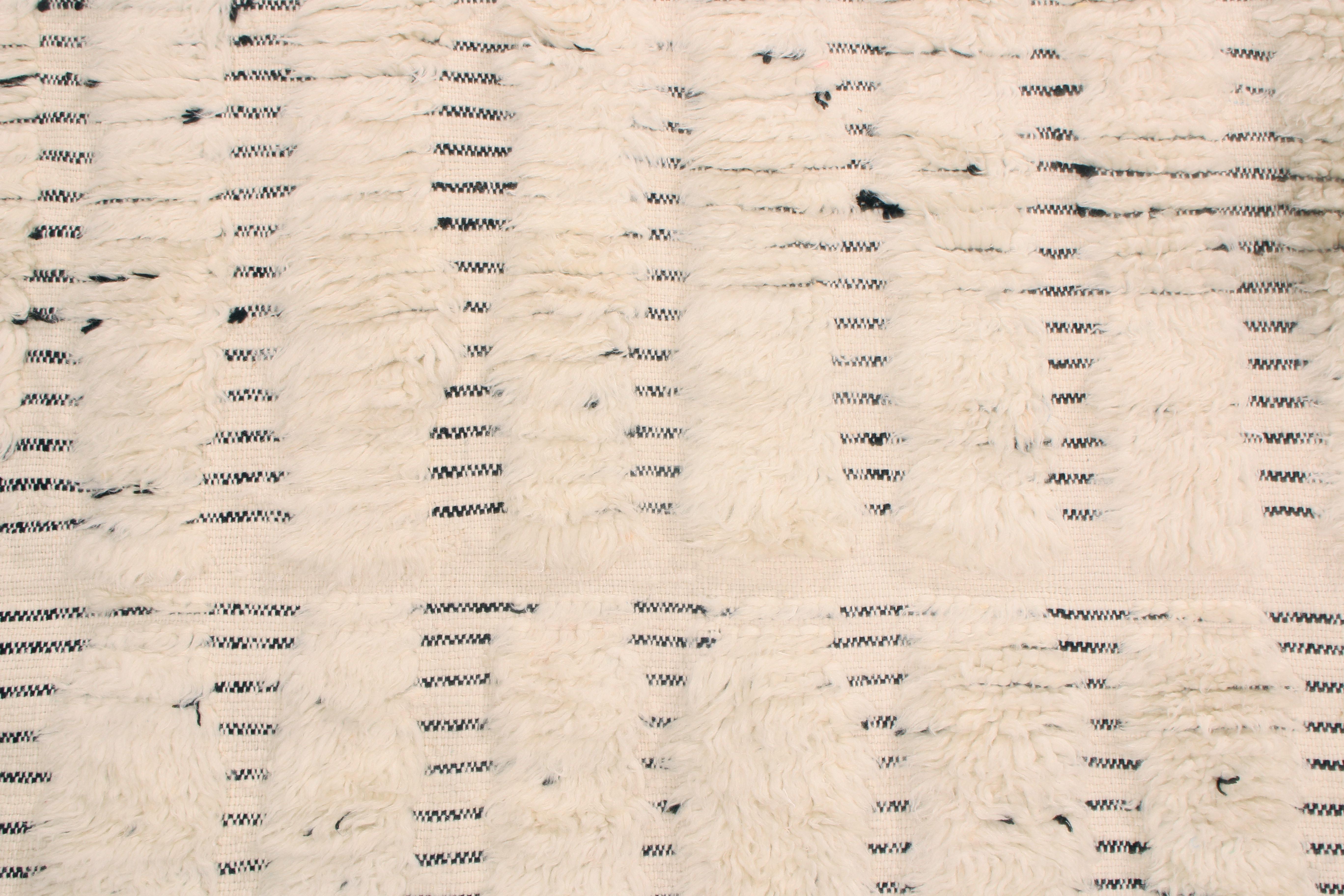 Neuer marokkanischer Wollteppich in Weiß und Schwarz mit gemischter Florhöhe (Marokkanisch) im Angebot