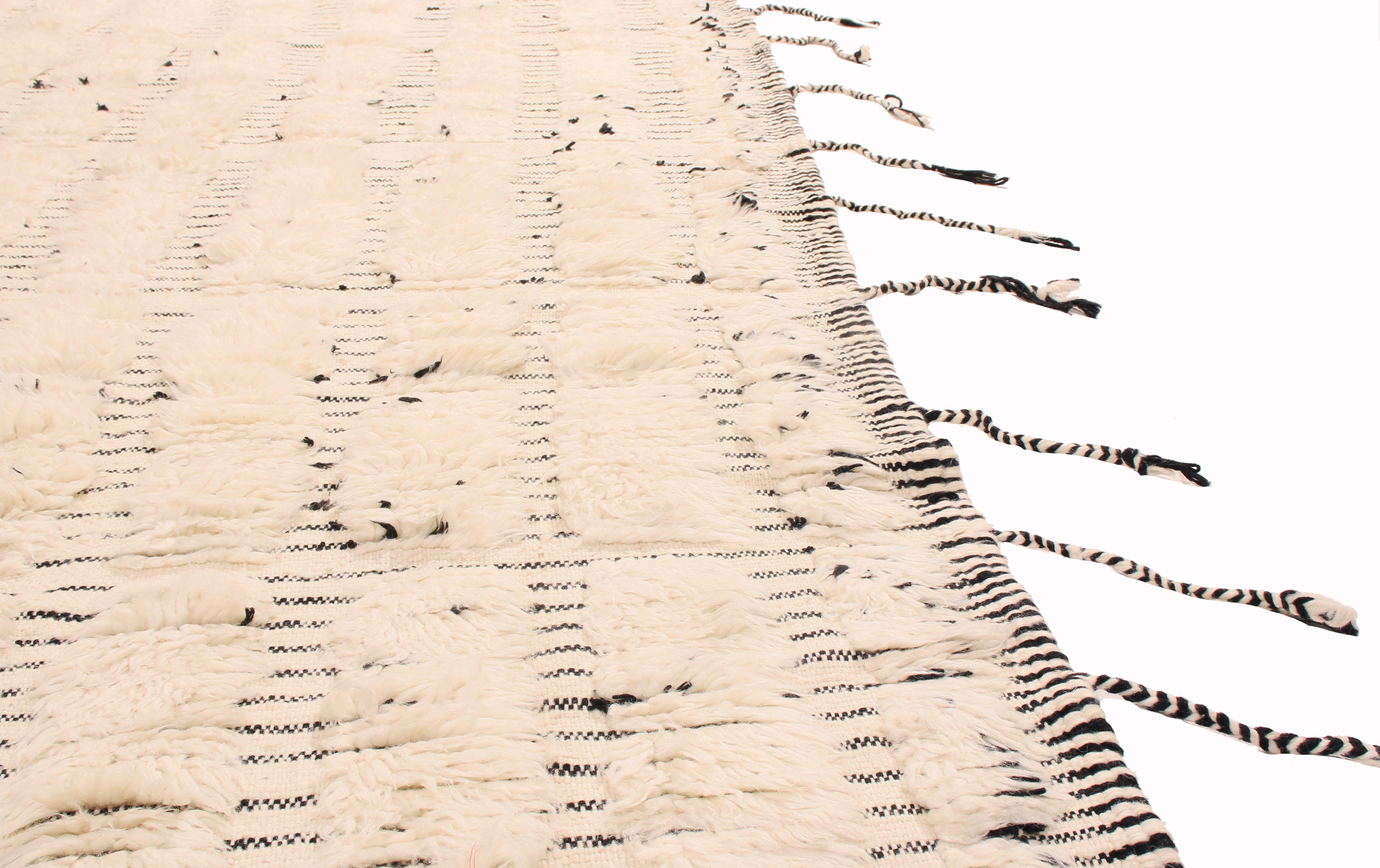 Neuer marokkanischer Wollteppich in Weiß und Schwarz mit gemischter Florhöhe (Handgeknüpft) im Angebot