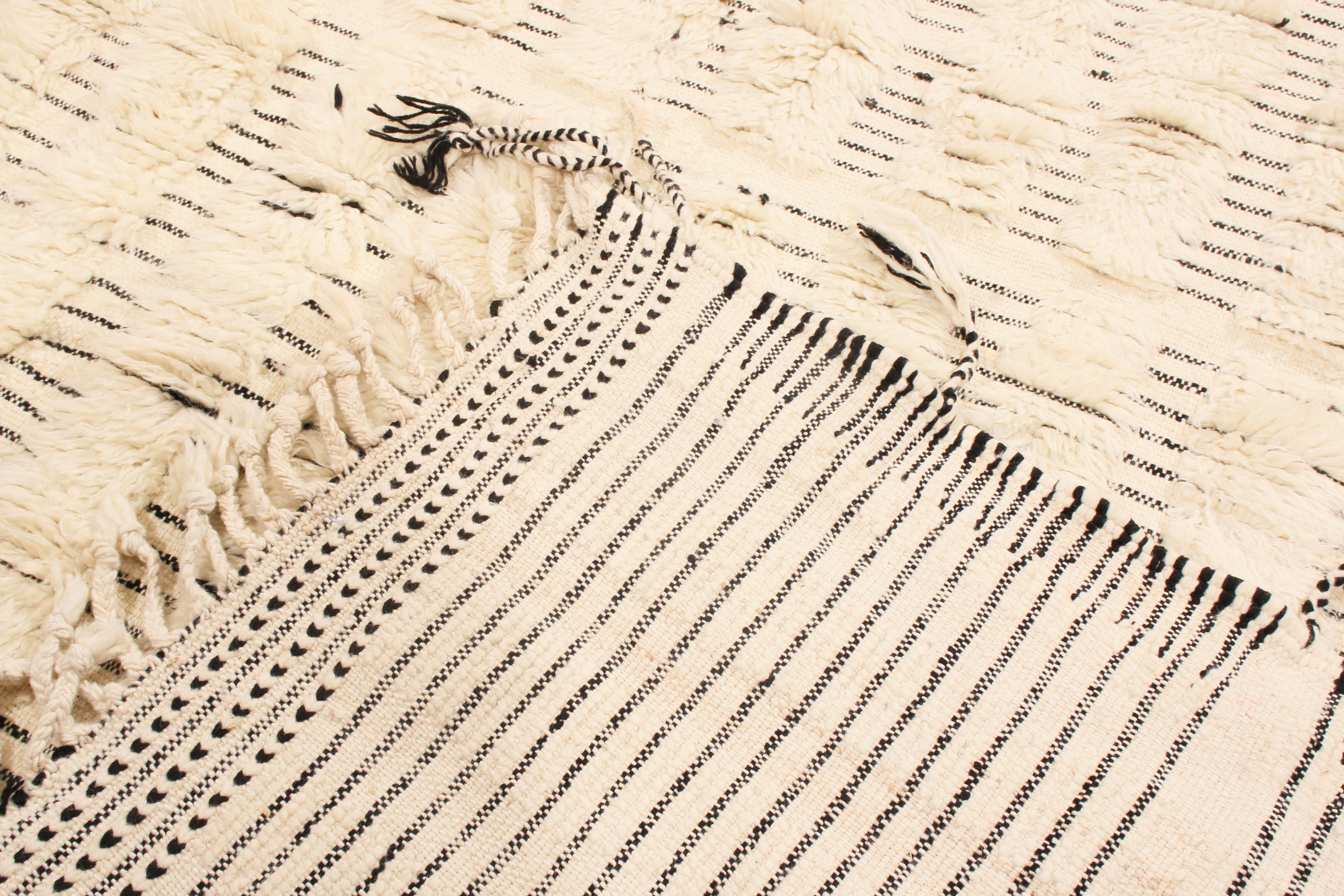 Neuer marokkanischer Wollteppich in Weiß und Schwarz mit gemischter Florhöhe (21. Jahrhundert und zeitgenössisch) im Angebot