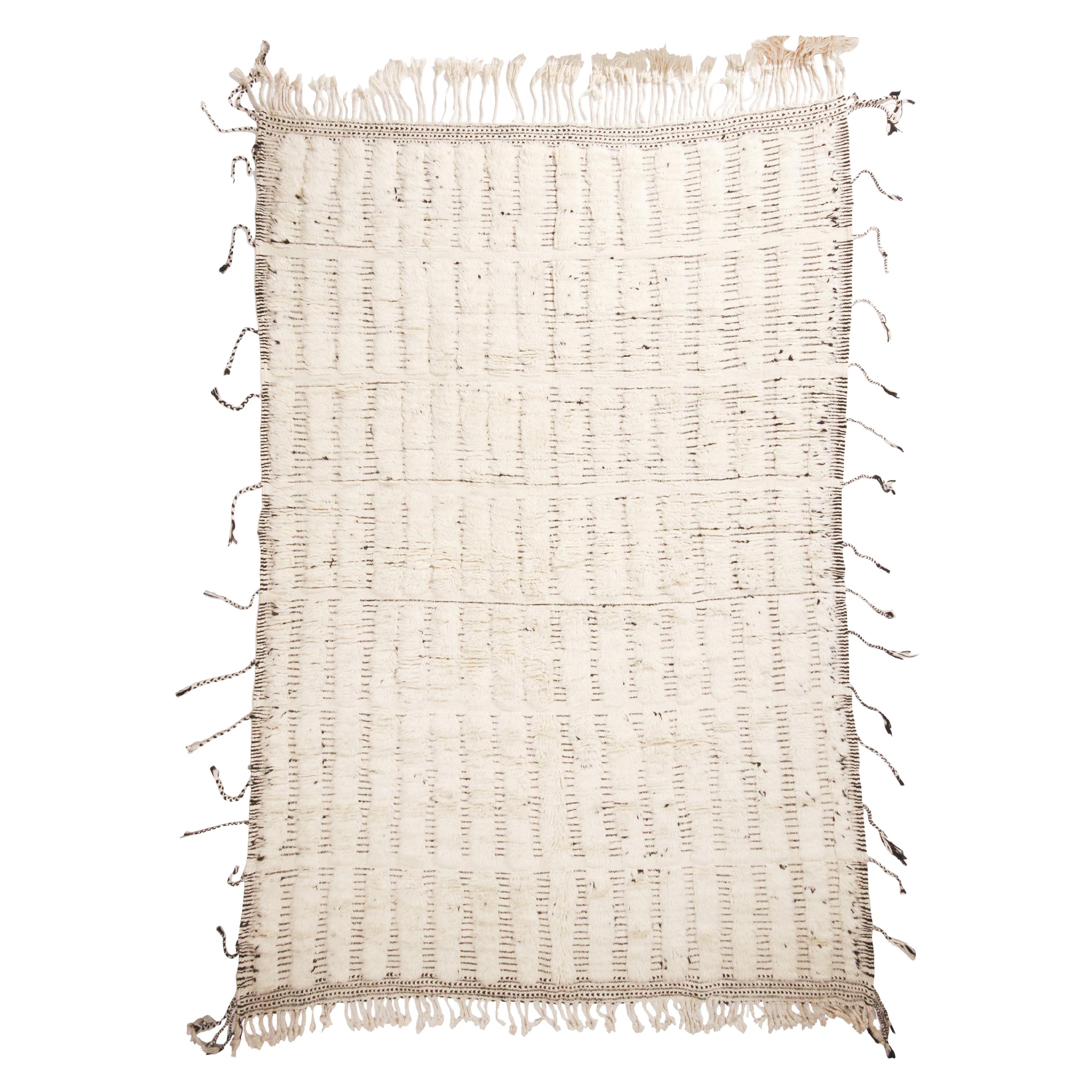 Neuer marokkanischer Wollteppich in Weiß und Schwarz mit gemischter Florhöhe im Angebot