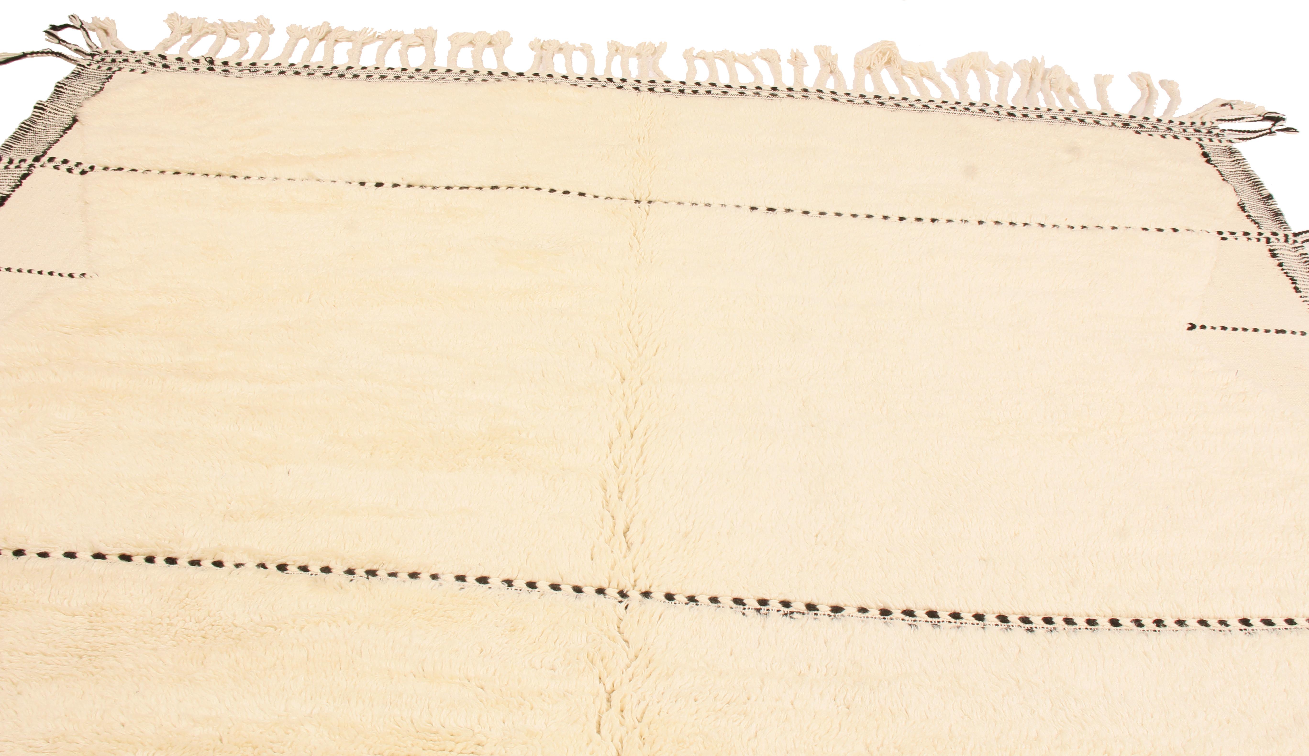 Dieser neue geometrische marokkanische Teppich stammt aus Marokko und weist deutliche Merkmale einer neueren Webstuhlproduktion sowie ein einzigartiges Feldmuster innerhalb seiner Familie auf. Während ältere marokkanische Webstühle zu klein für