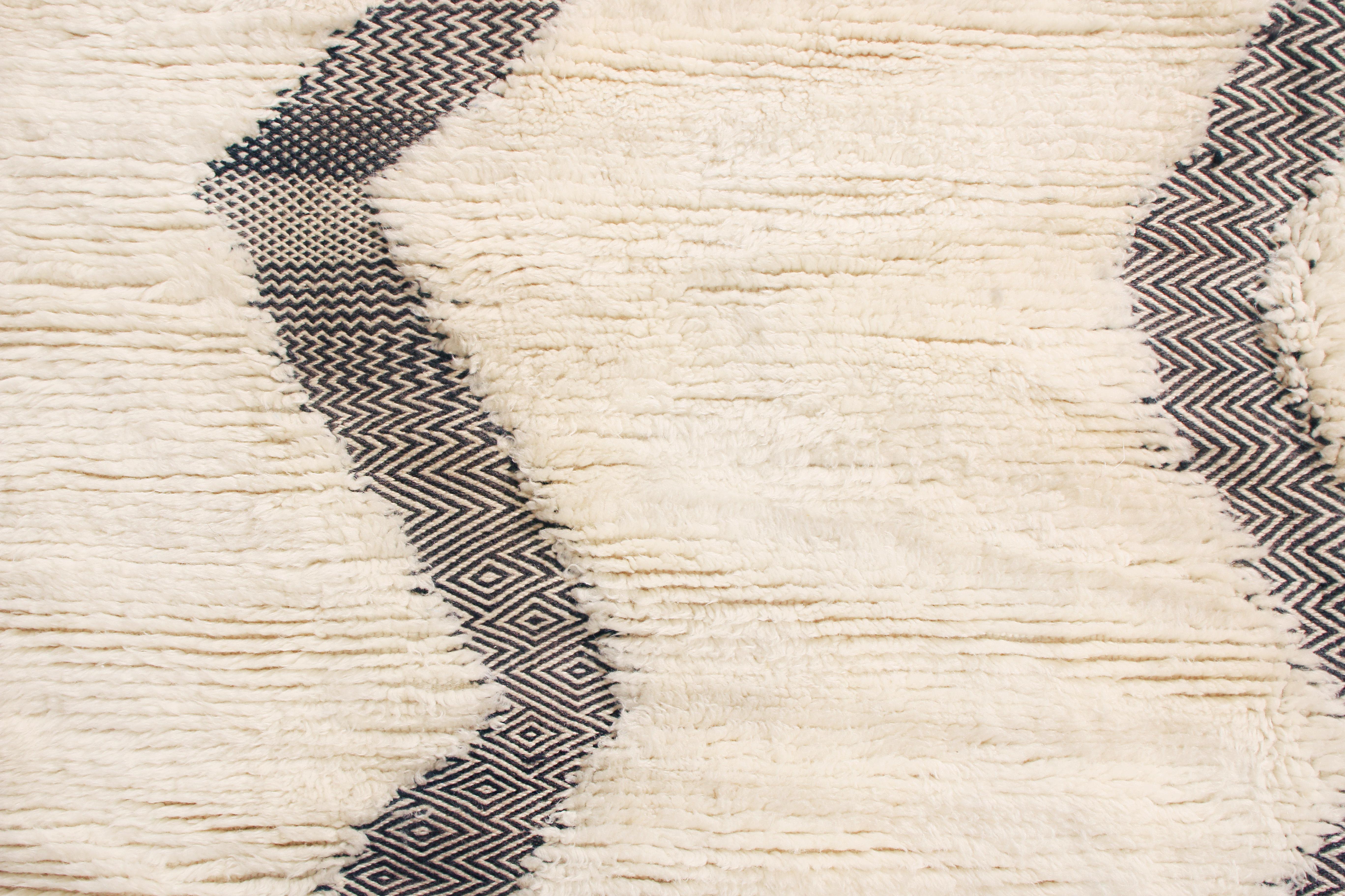 Moderno Nuovo Tappeto marocchino in lana bianca e nera con vello in vendita