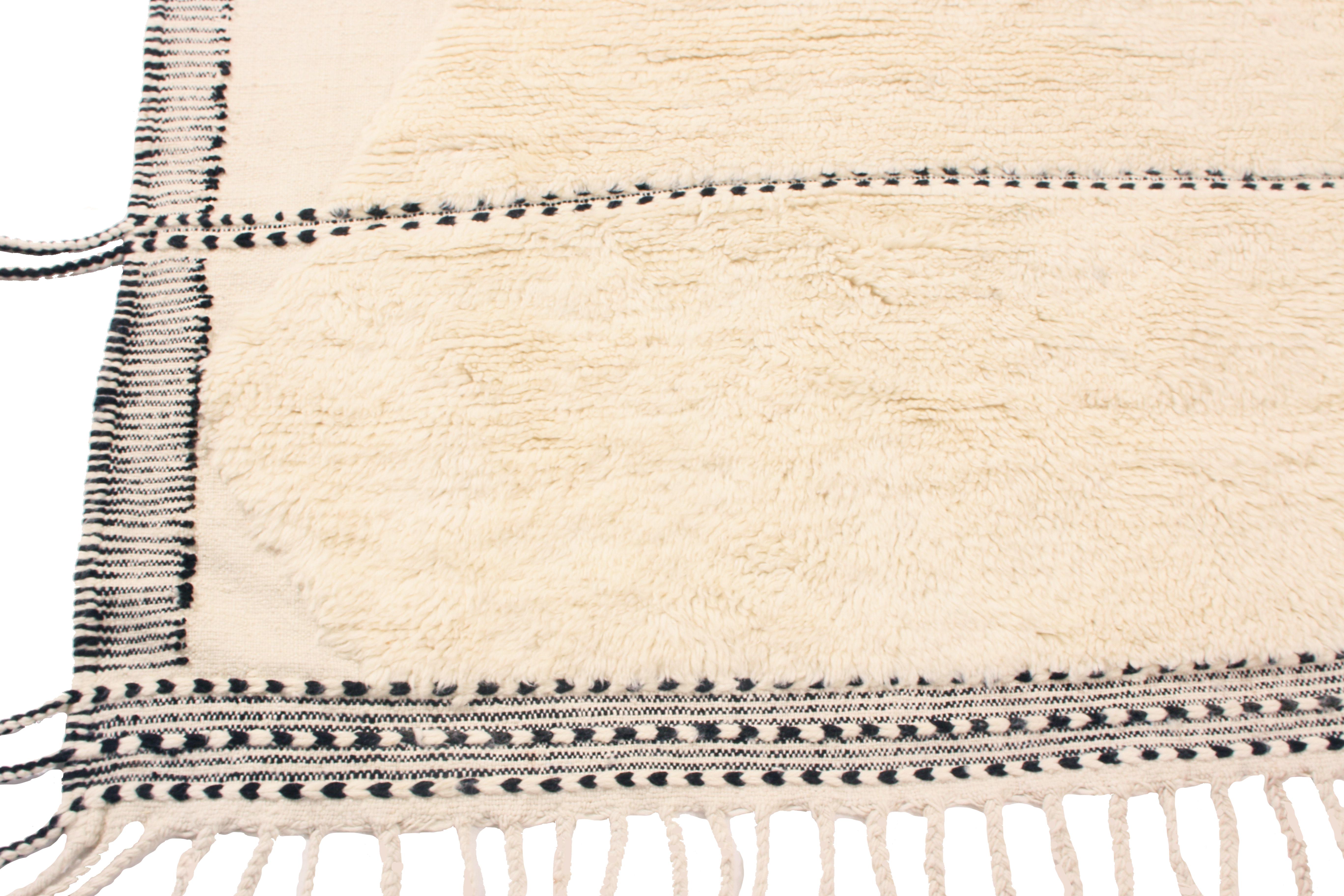 Marocain Nouveau tapis marocain en laine blanche et noire à poils avec motif Kilim de Rug & Kilim en vente