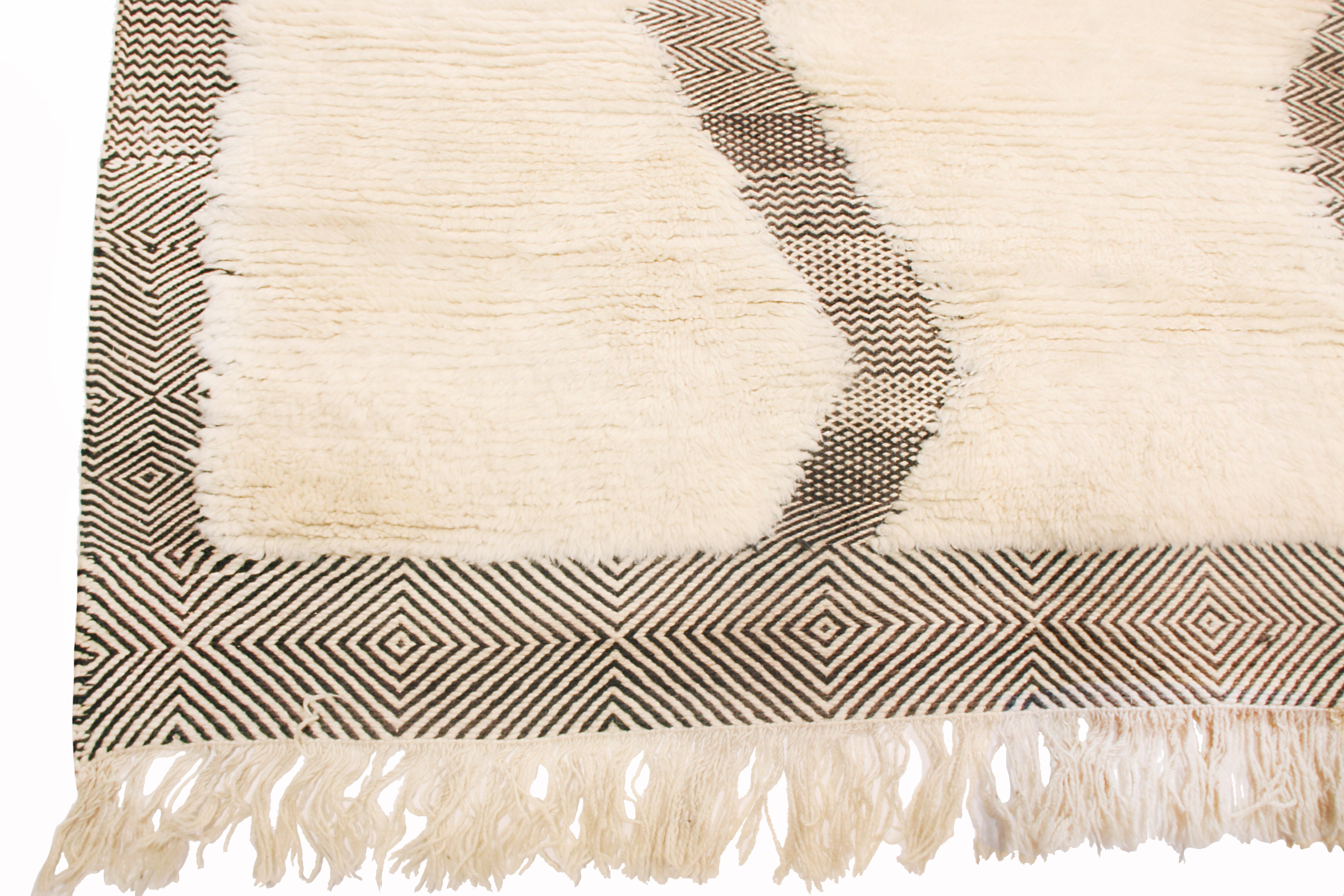 Marocchino Nuovo Tappeto marocchino in lana bianca e nera con vello in vendita