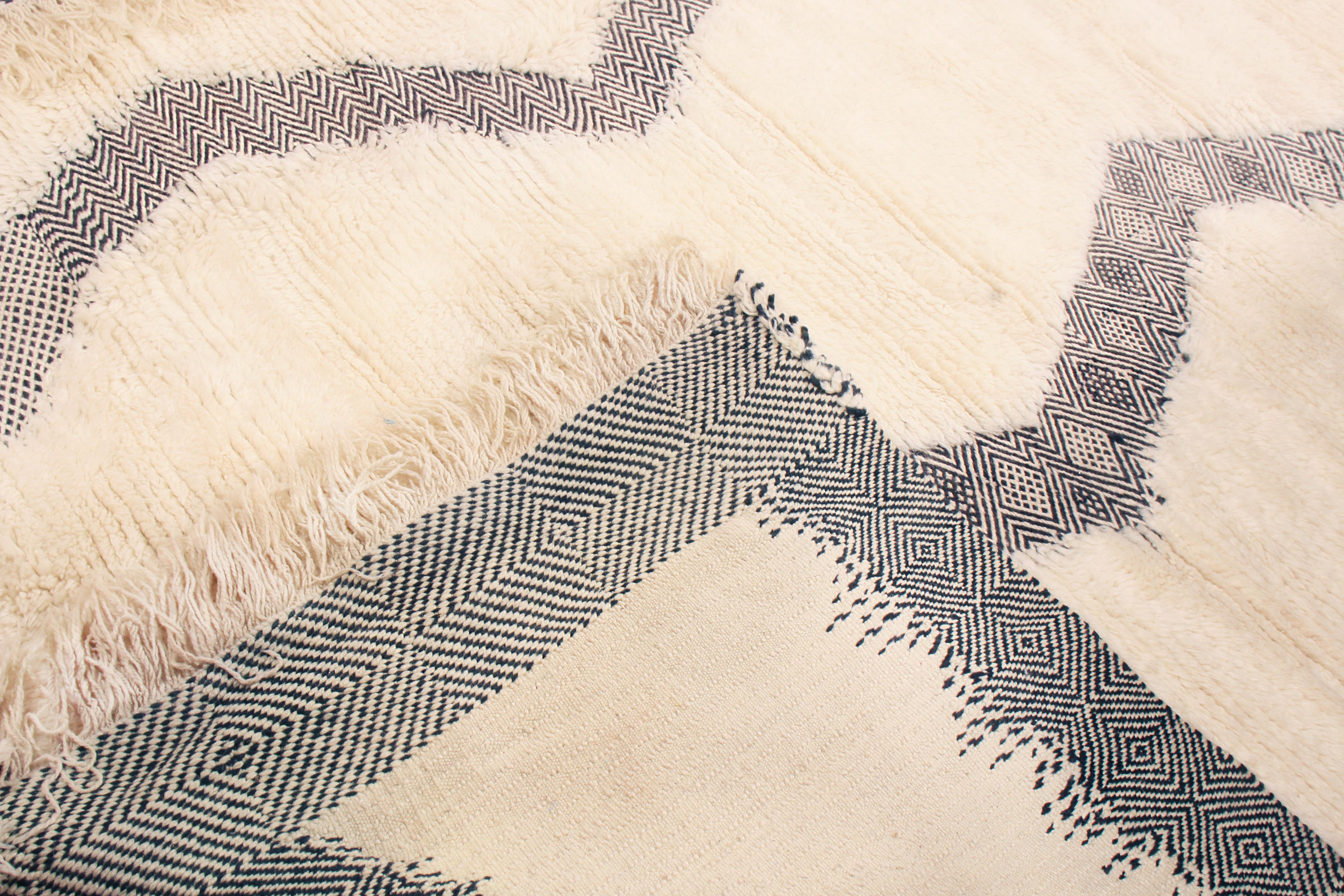 Annodato a mano Nuovo Tappeto marocchino in lana bianca e nera con vello in vendita